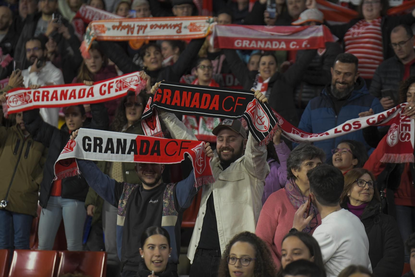 El ambiente en Los Cármenes en el duelo copero entre el Granada CF y el Atlético de Madrid