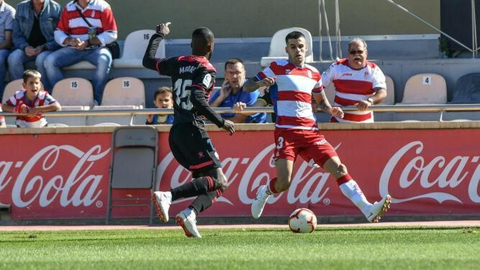 Álex Martínez continuará en el Granada al menos por dos años más