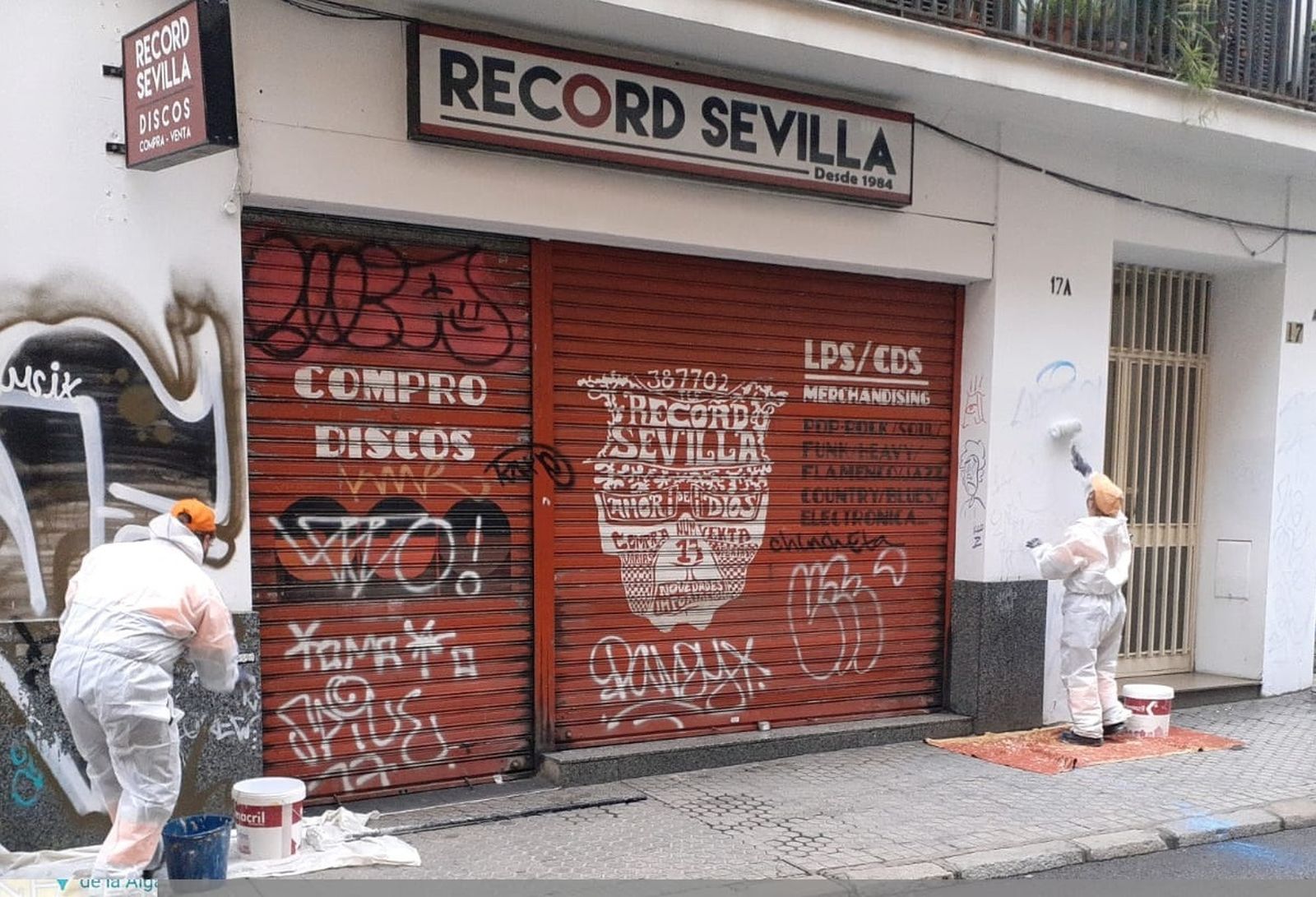 Dos operarios de Lipasam durante la limpieza de pintadas en el centro.
