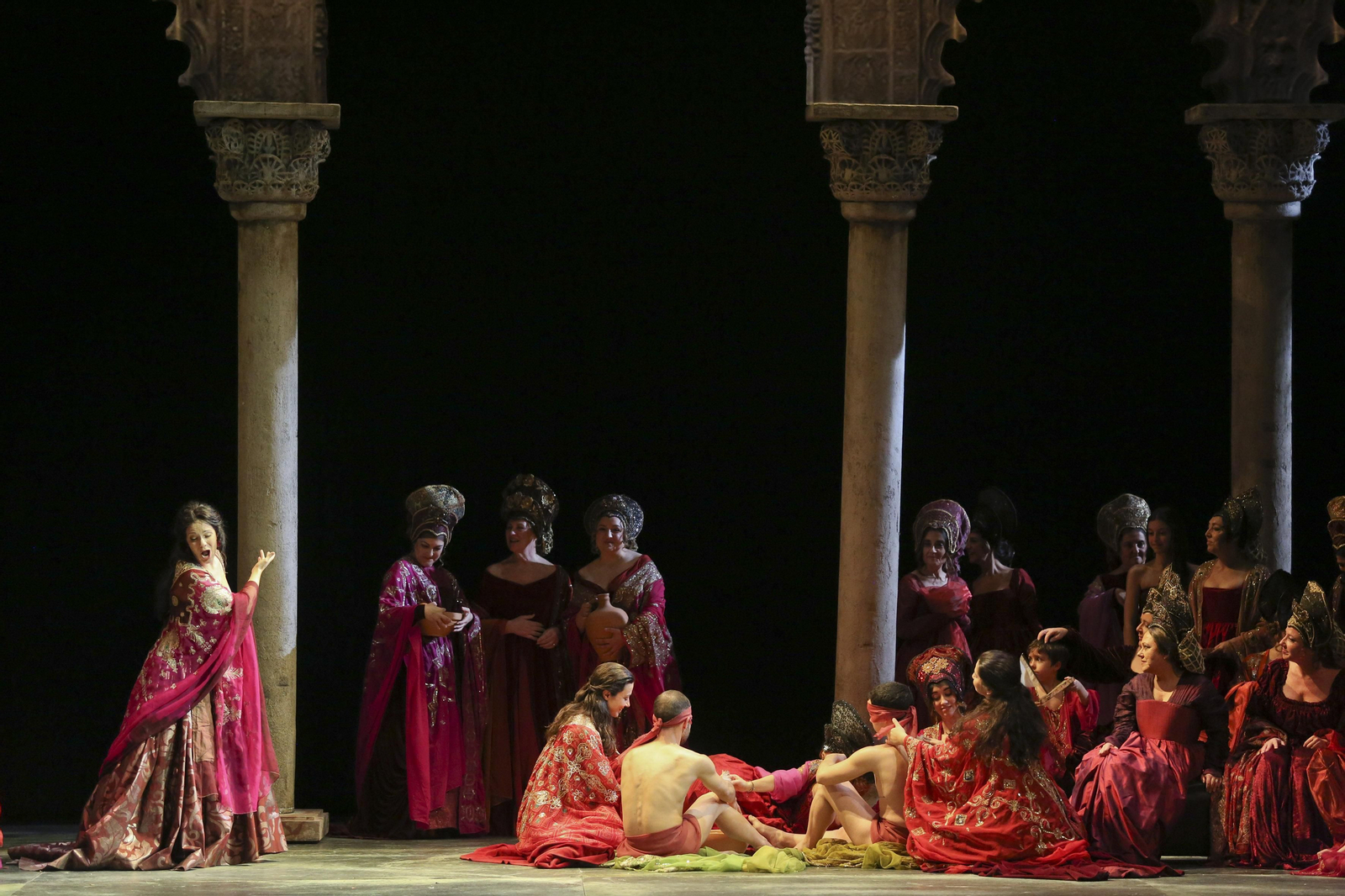 'La favorita', un viaje de la guerra a la redención, en fotos