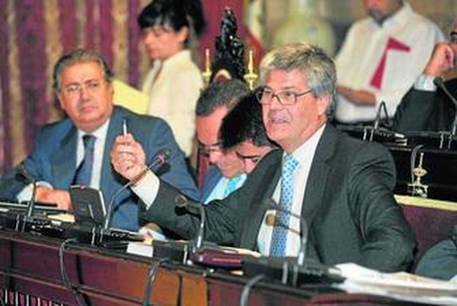 Javier Landa interviene en un pleno, ante la mirada de Zoido.
