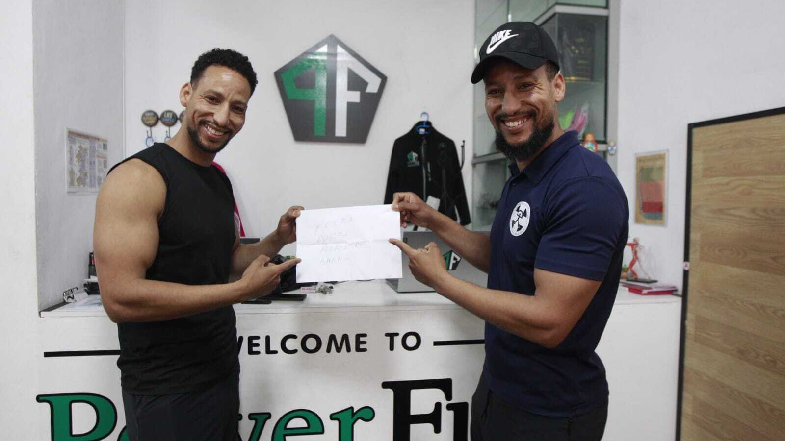 Los hermanos Said y Youssef Zamani no pierden la sonrisa, a pesar de haber sido víctimas de un mensaje xenófobo.