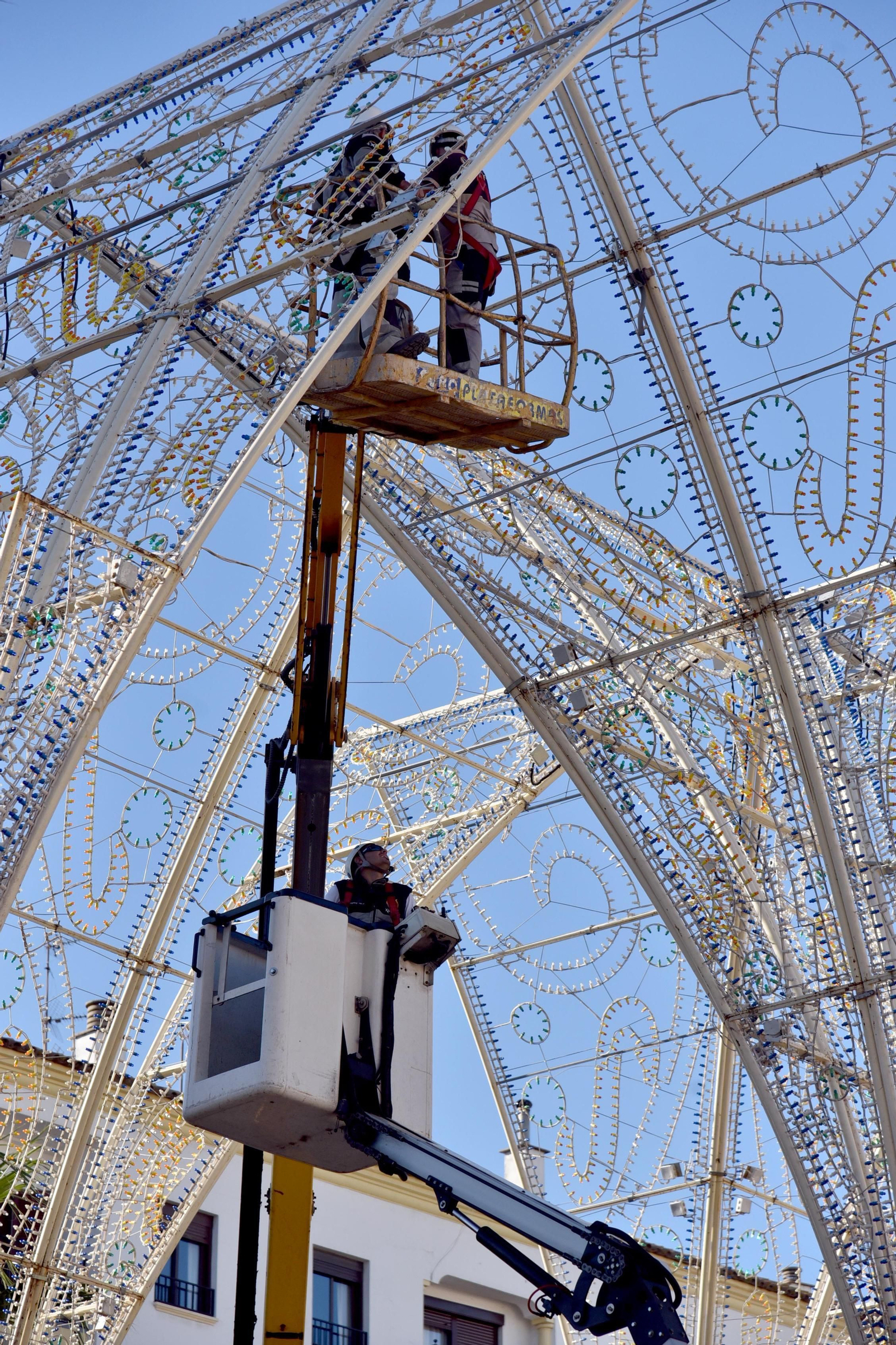 Montaje del alumbrado navideño en Algeciras