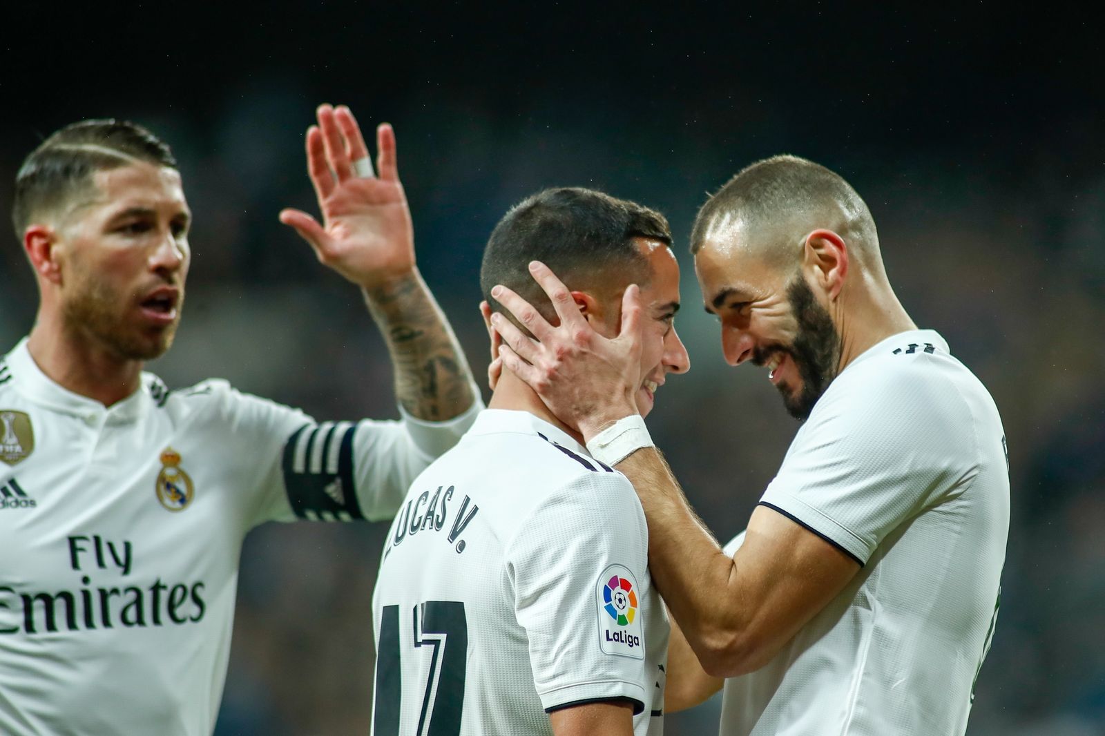 Benzema festeja su gol con Lucas Vázquez y Sergio Ramos.