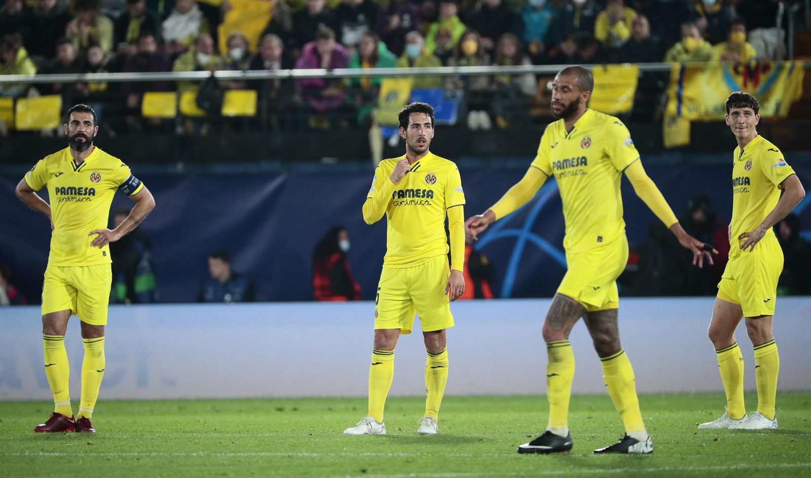 Los jugadores del Villarreal reaccionan tras el tercer gol del Liverpool