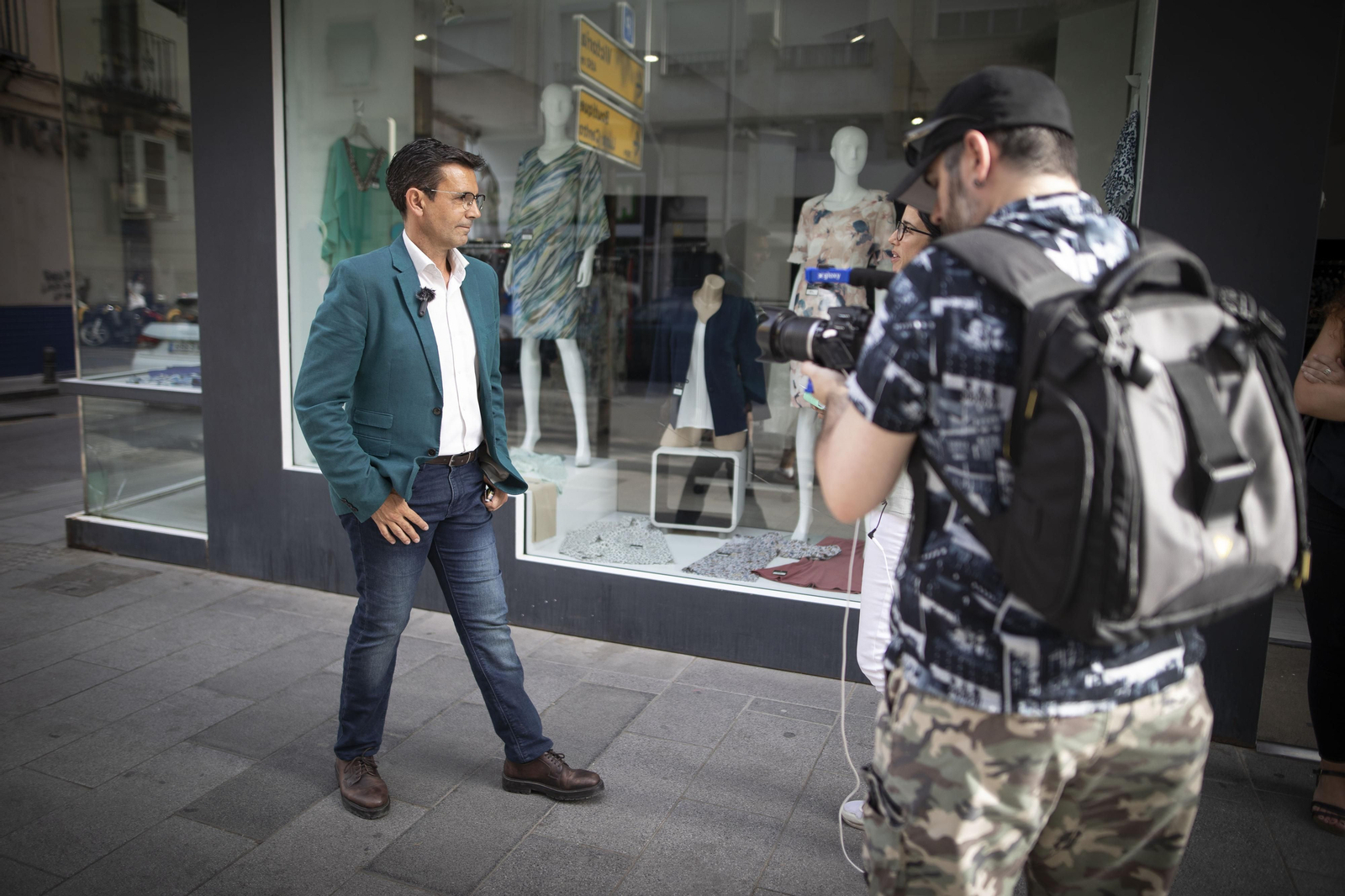 El paseo con Paco Cuenca, candidato del PSOE a la Alcaldía de Granada, en imágenes