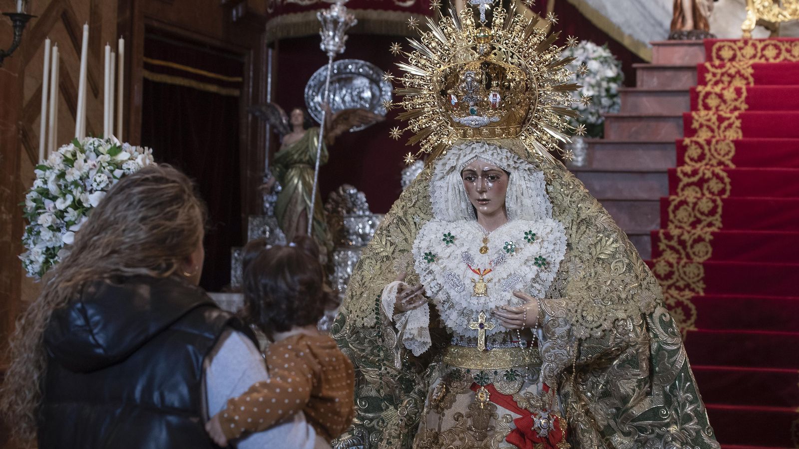 La Virgen de la Esperanza Macarena en su veneración este miércoles