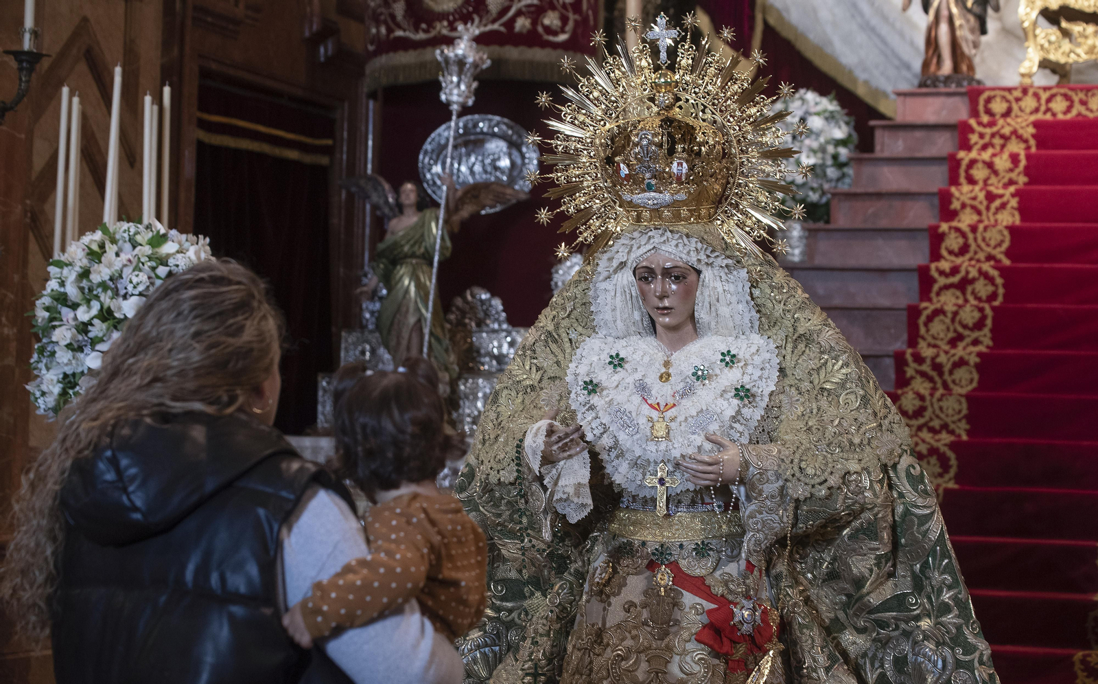 El besamanos de la Macarena, en imágenes