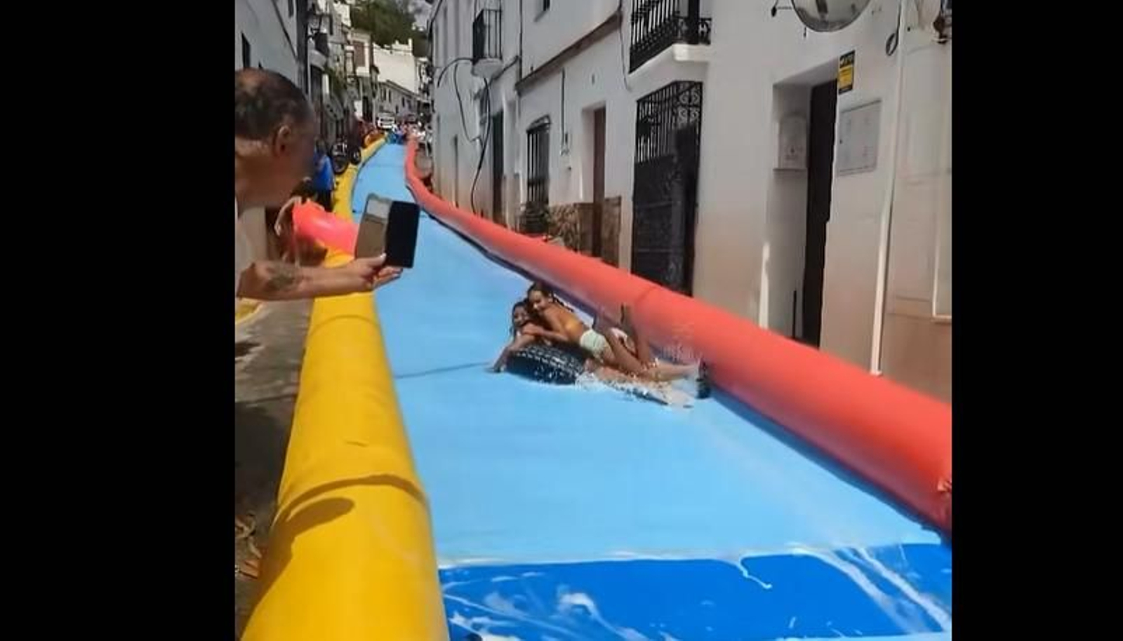 Unas niñas disfrutan del tobogán acuático gigante de Jimena