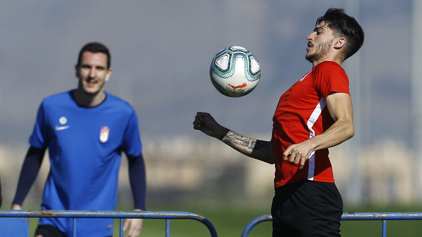 Carlos Neva controla el balón con el pecho.