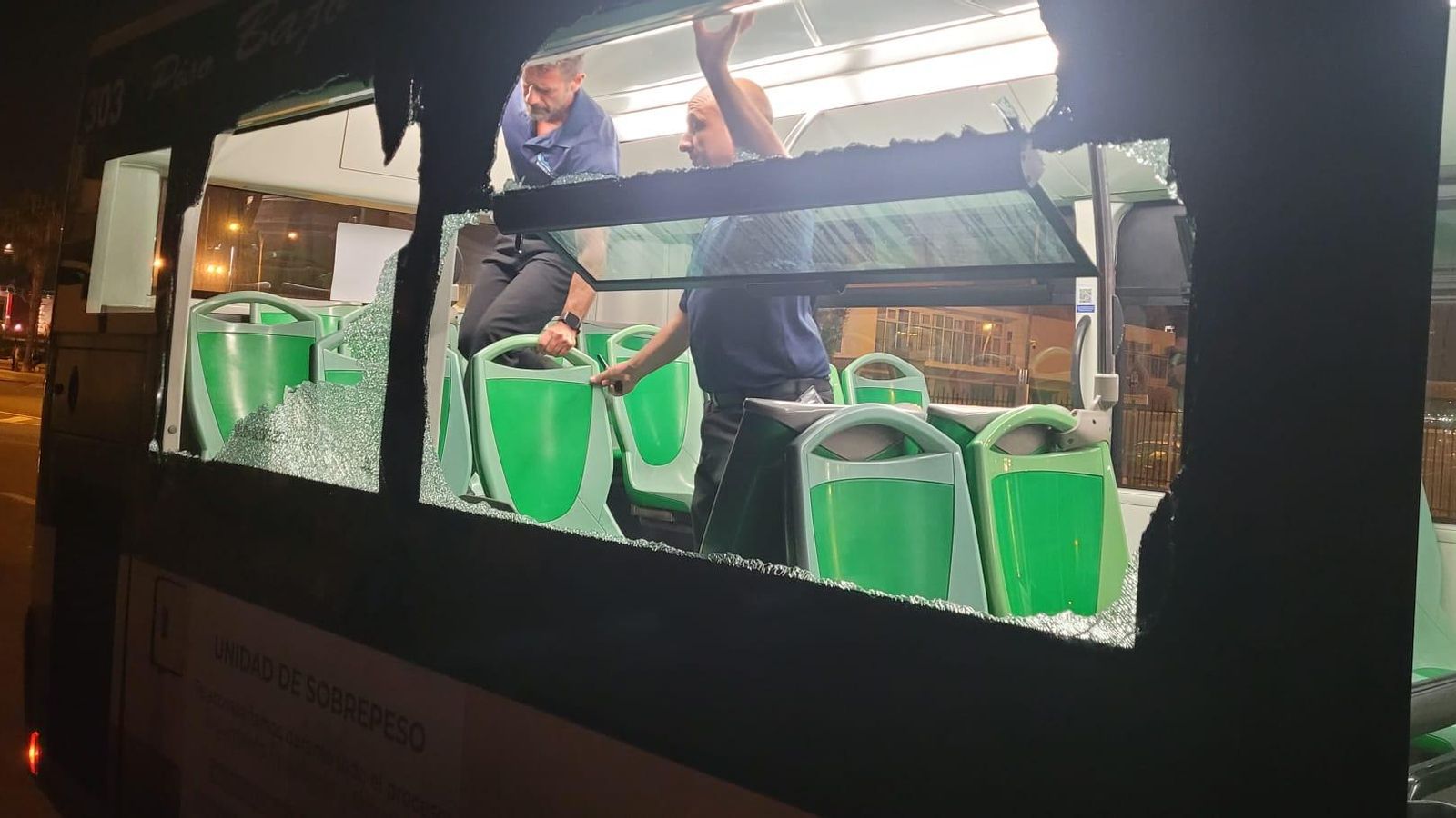 Uno de los autobuses atacados la noche del jueves al viernes en Cádiz.