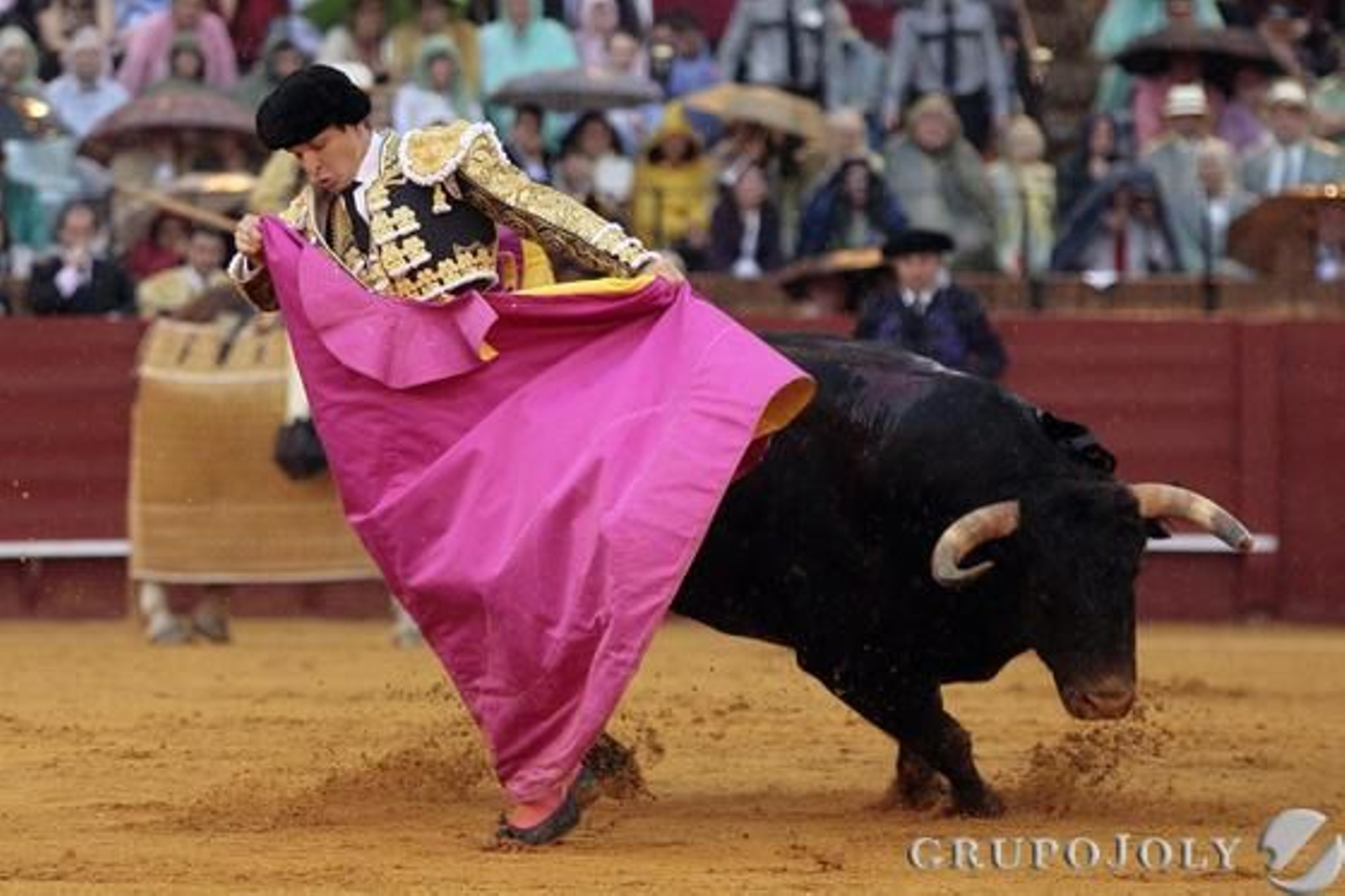 El Juli, en plena faena con el segundo toro de la ganadería de Daniel Ruiz.

Foto: Juan Carlos Muñoz