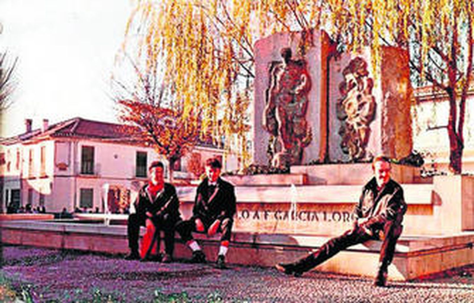 Joe Strummer (a la derecha), fotografiado en Valdevaqueros en el monumento que recuerda a García Lorca.