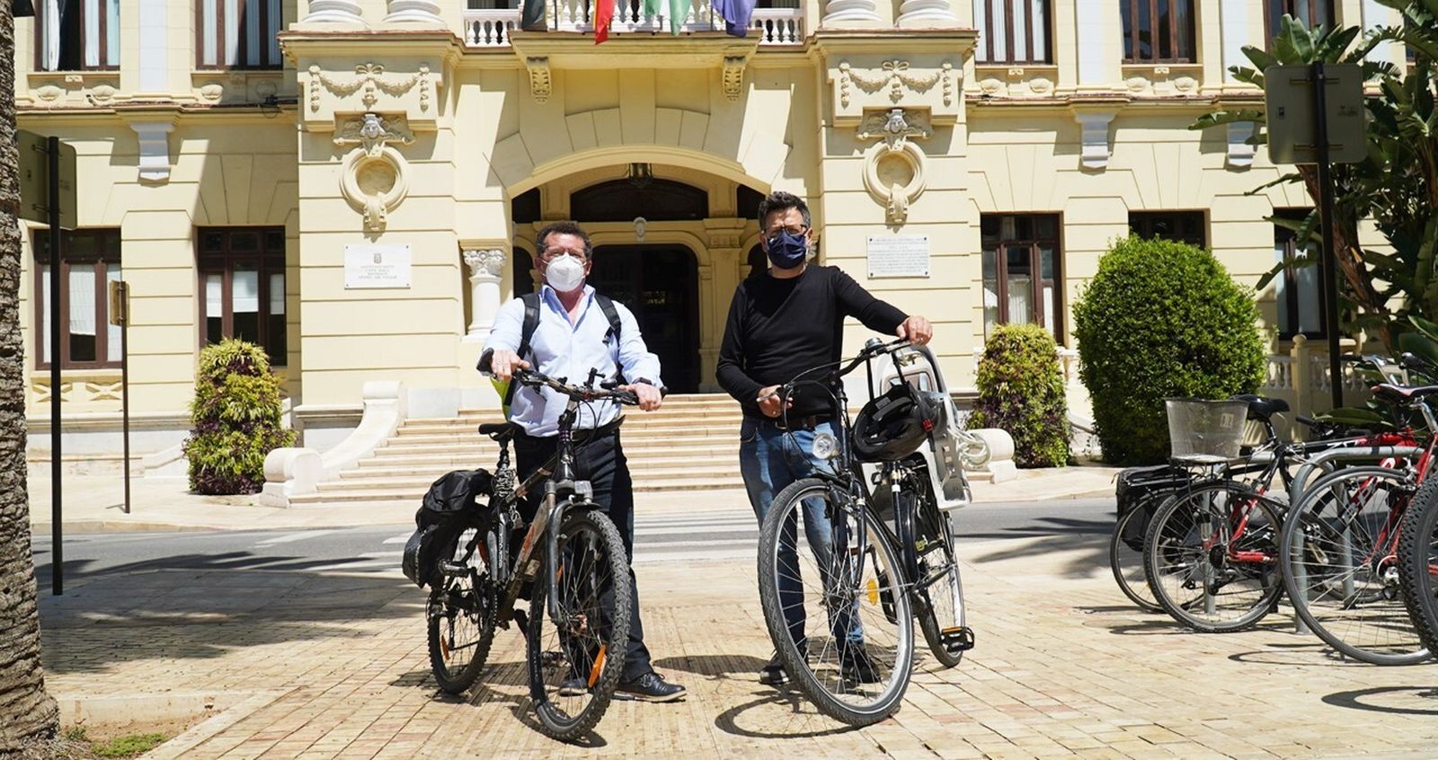 Jorque Quero y José Luis Martín frente al Ayuntamiento de Málaga.