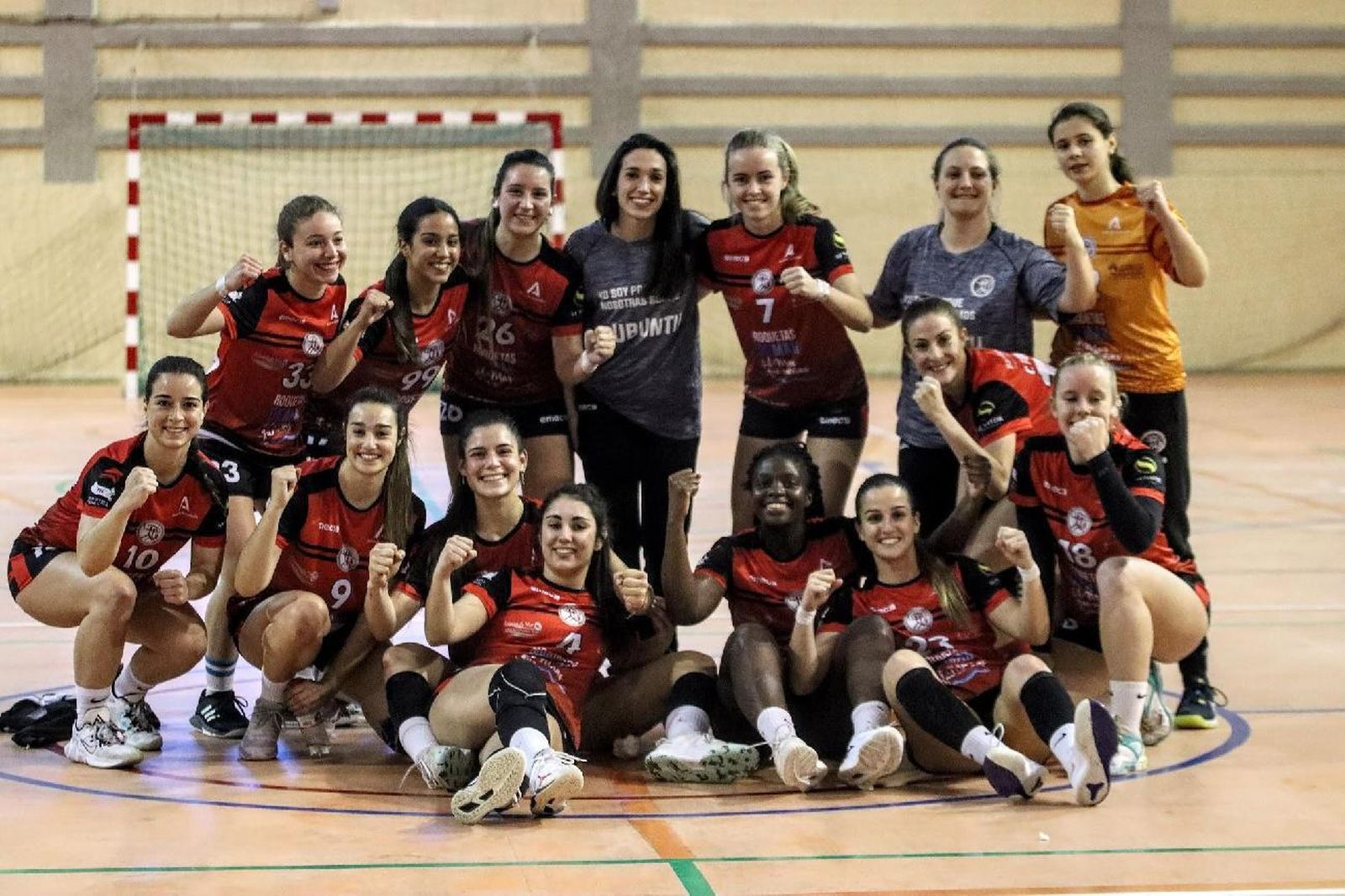 Las rojillas celebrando su triunfo en el Antonio Rivera