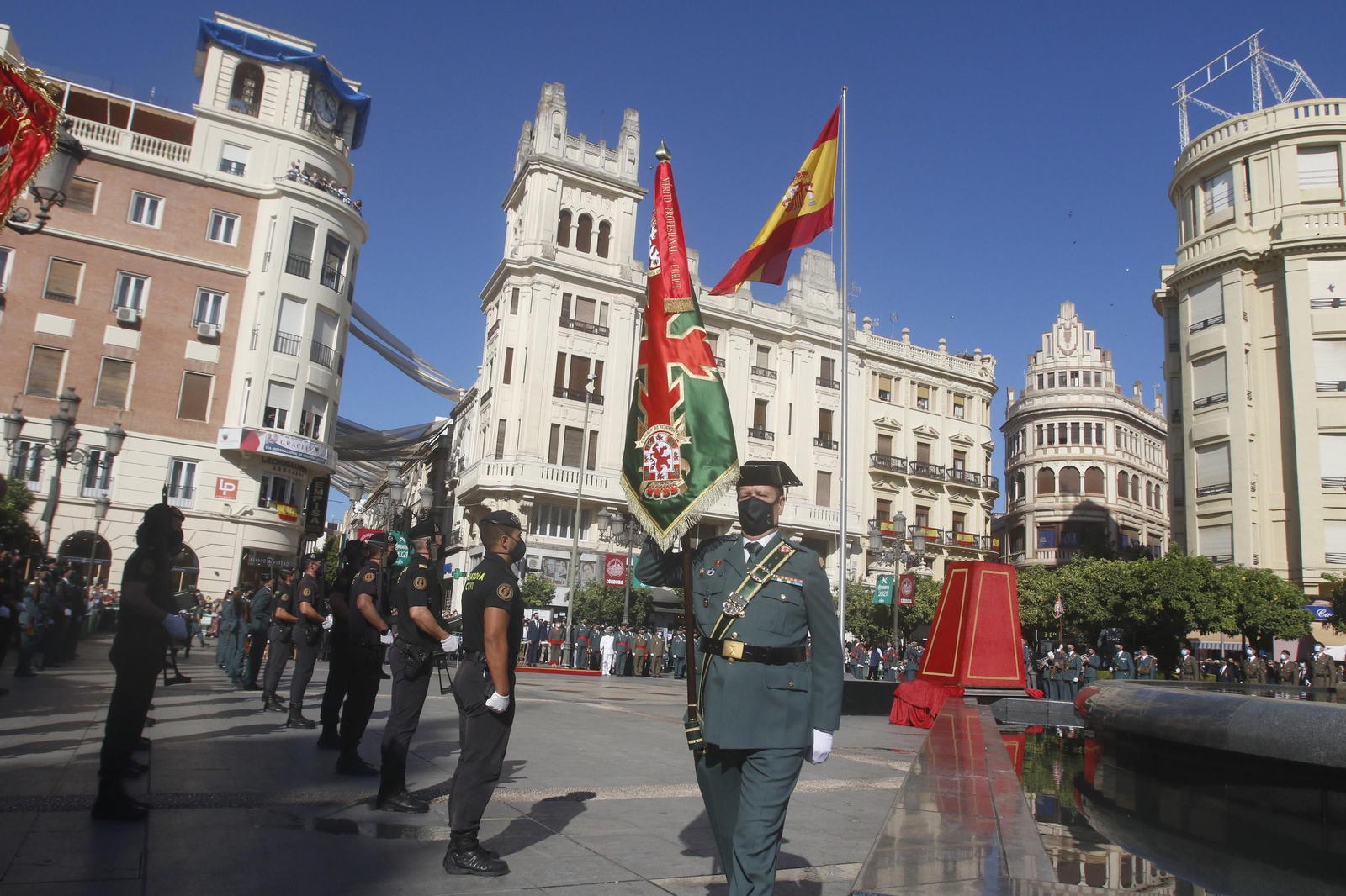 La izada de la bandera de España en las Tendillas, en imágenes.