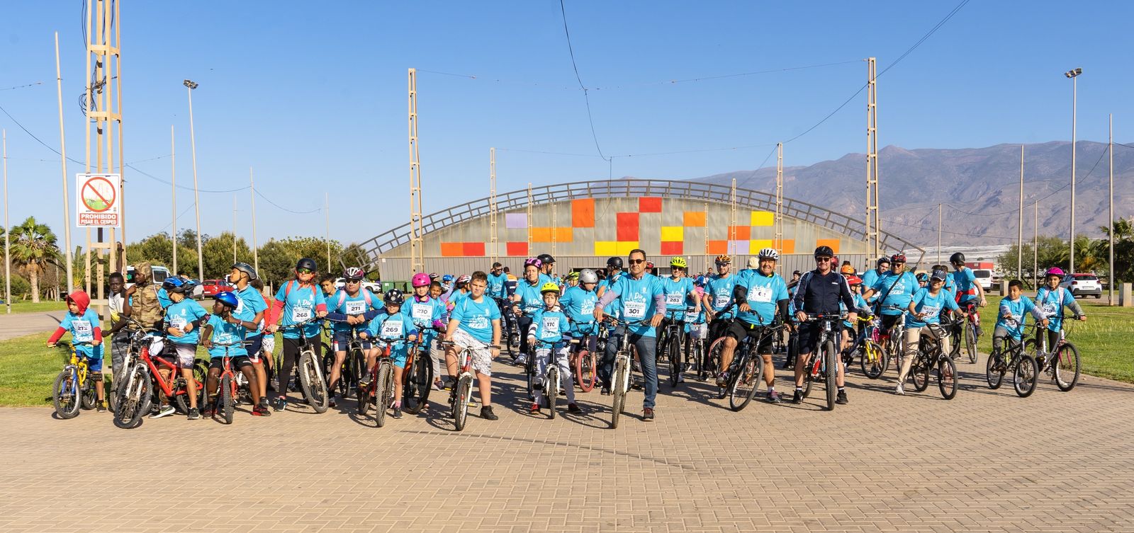 El alcalde junto a los participantes antes de iniciar el paseo.