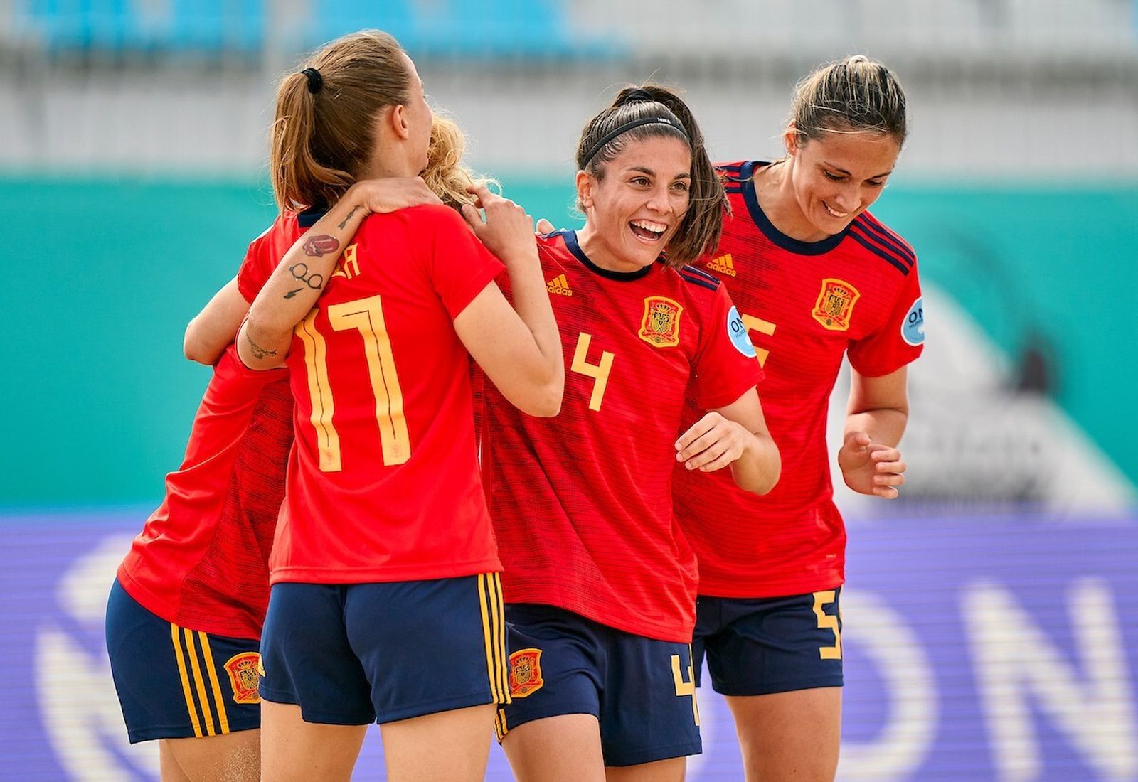 Pleno de victorias de España para liderar sobre la arena de Nazaré