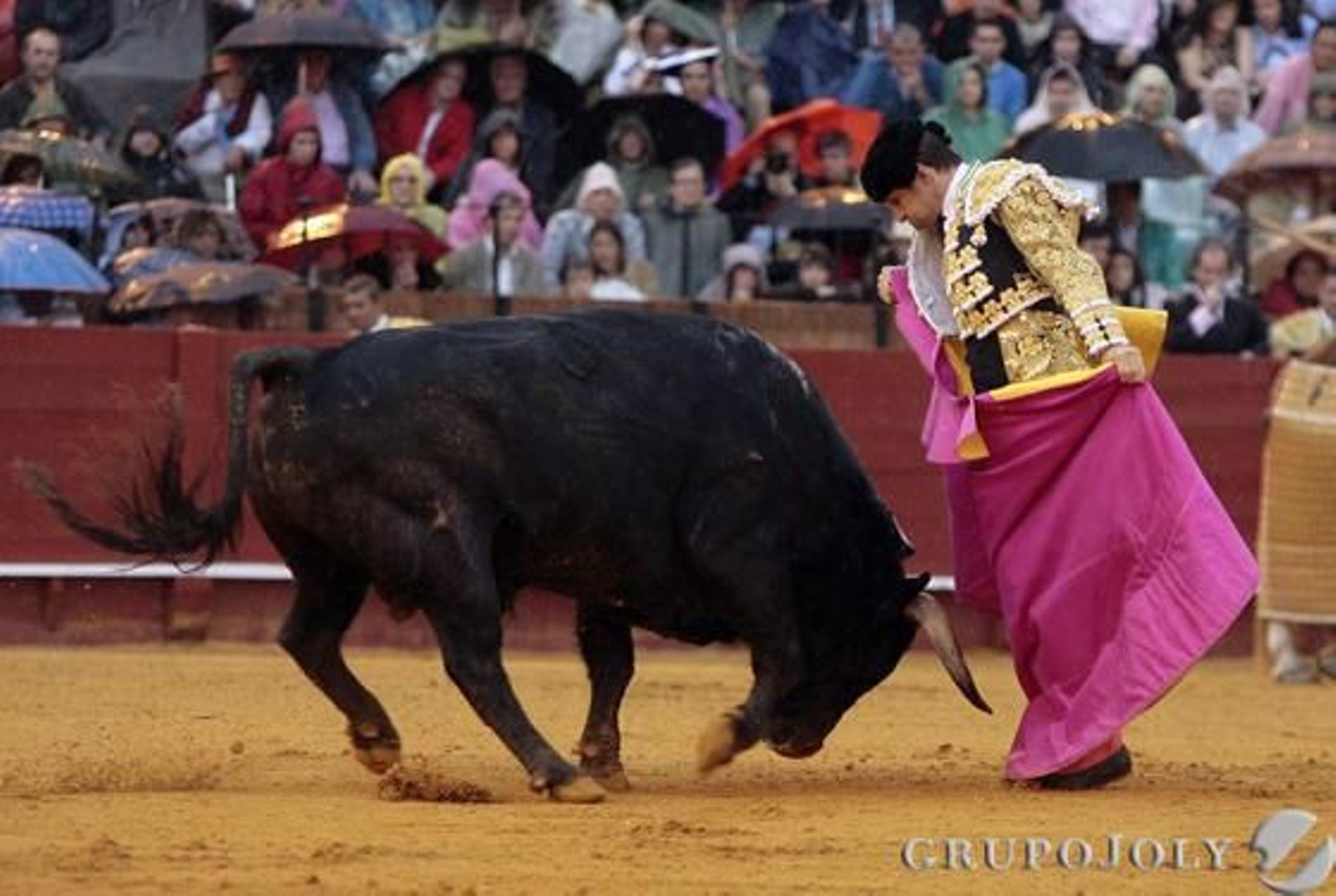 El Juli, en plena faena con el segundo toro de la ganadería de Daniel Ruiz.

Foto: Juan Carlos Muñoz