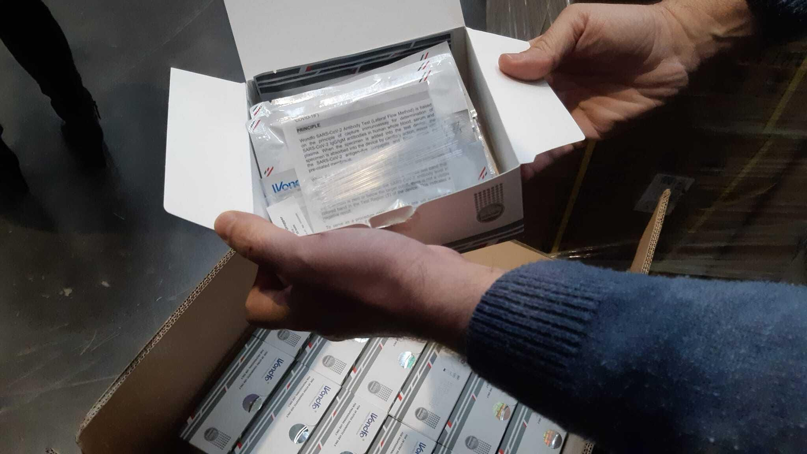 Los test enviados, este lunes en el puerto de Sevilla.