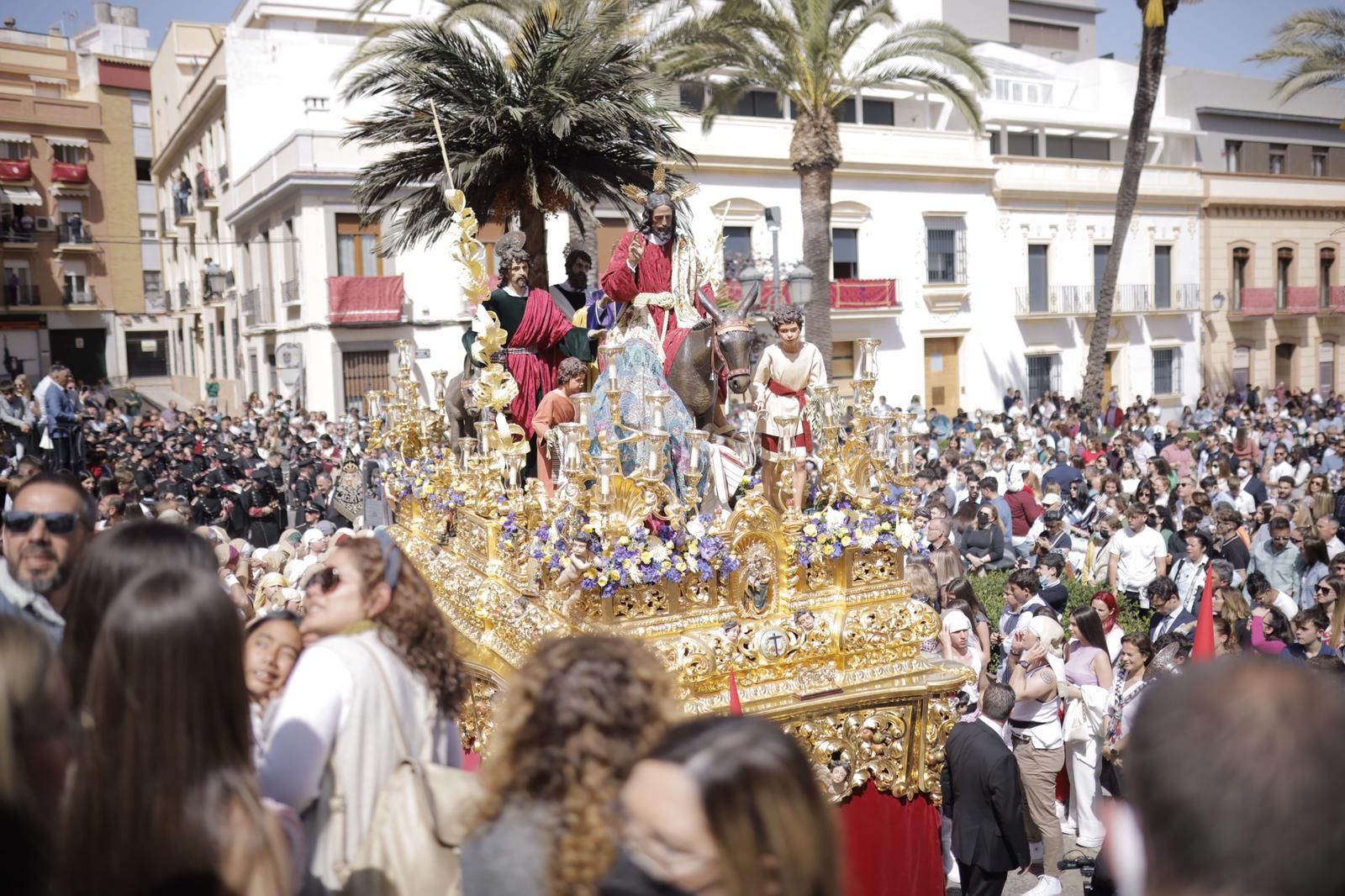La Hermandad de la Borriquita de Huelva vuelve a poner luz a un Domingo de Ramos.