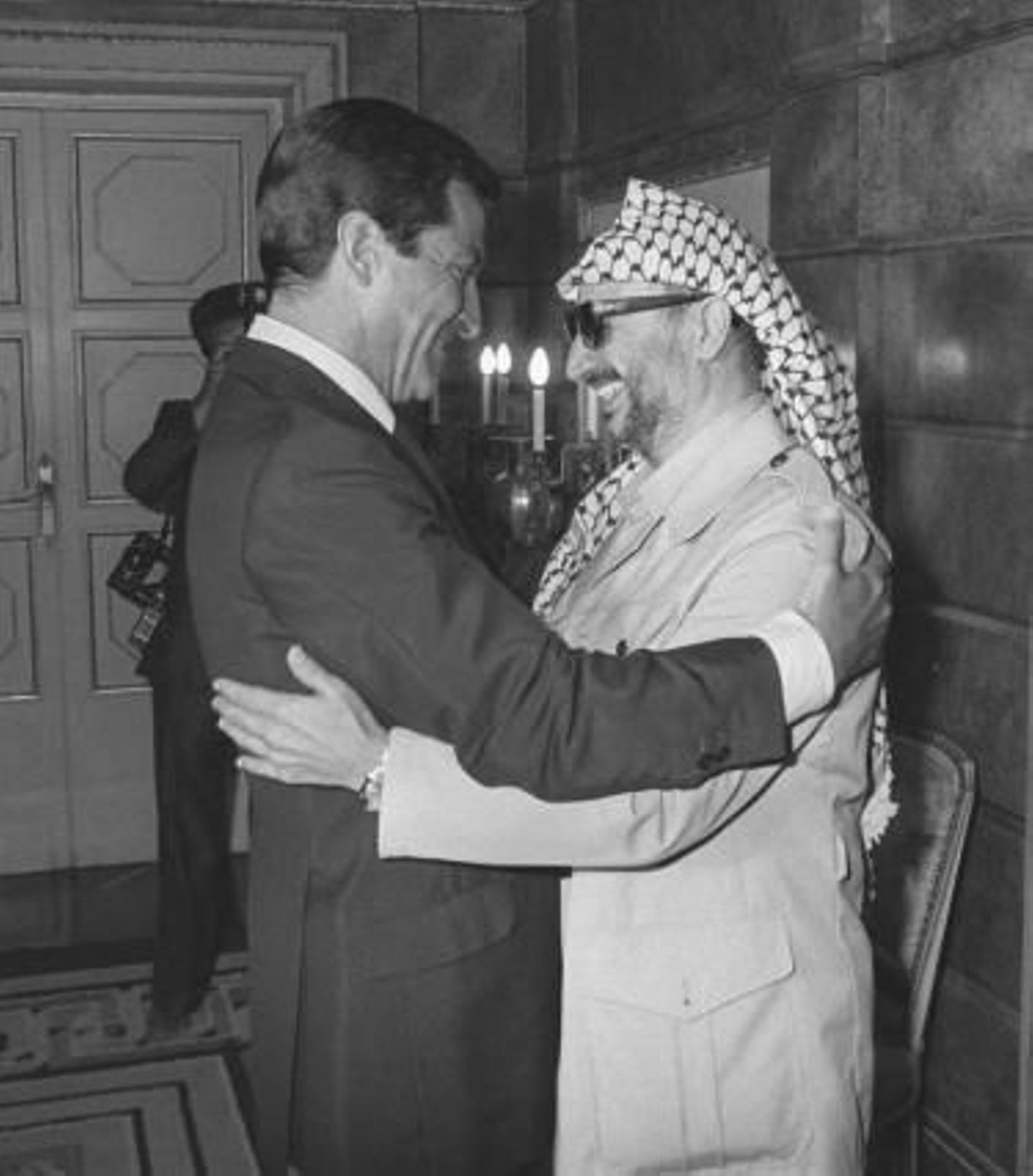 Yaser Arafat y Adolfo Suárez, en el Palacio de la Moncloa, durante una visita oficial a Madrid. 

Foto: EFE