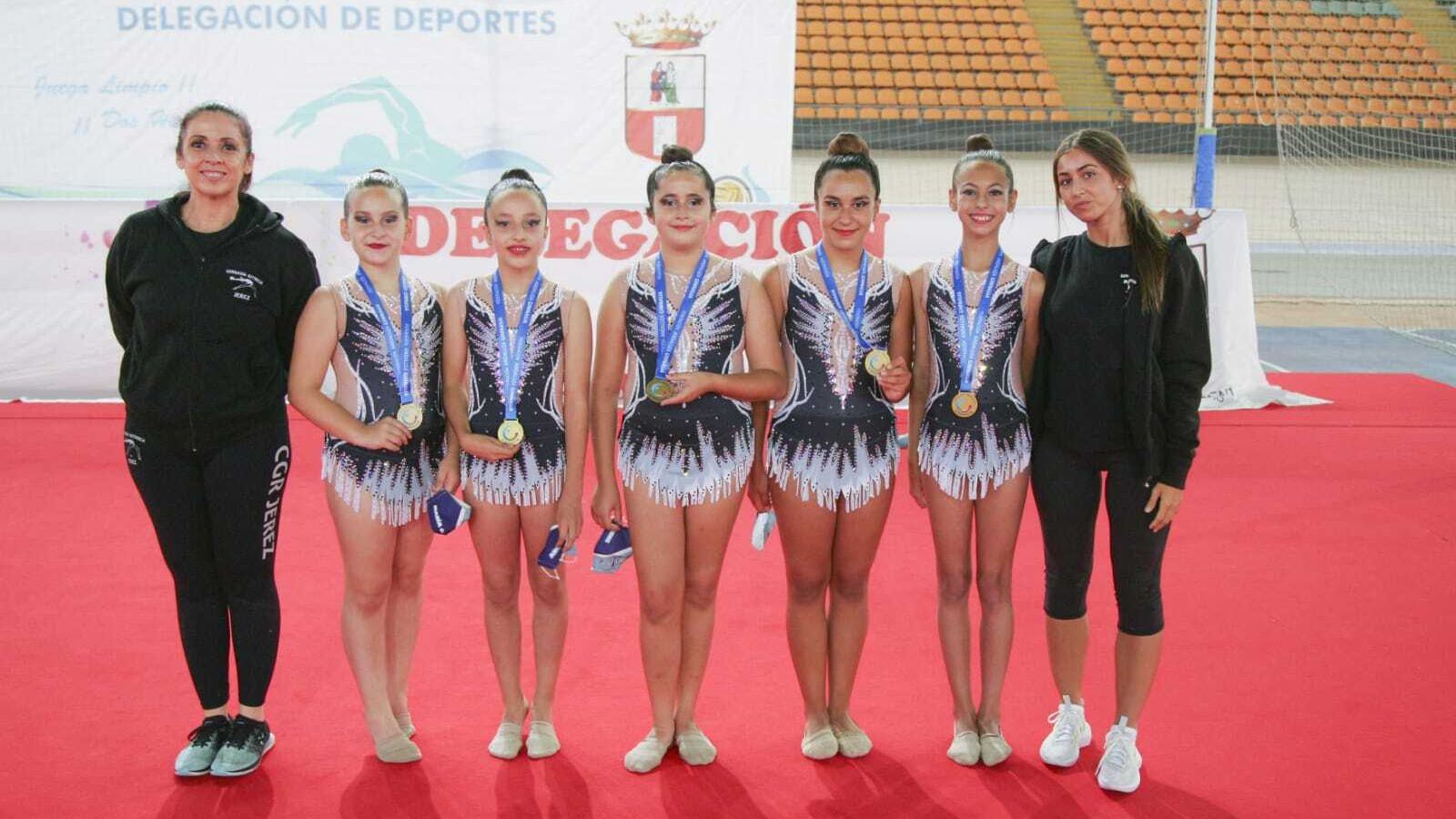 El conjunto Infantil  del CGR Jerez, junto a sus entrenadoras.