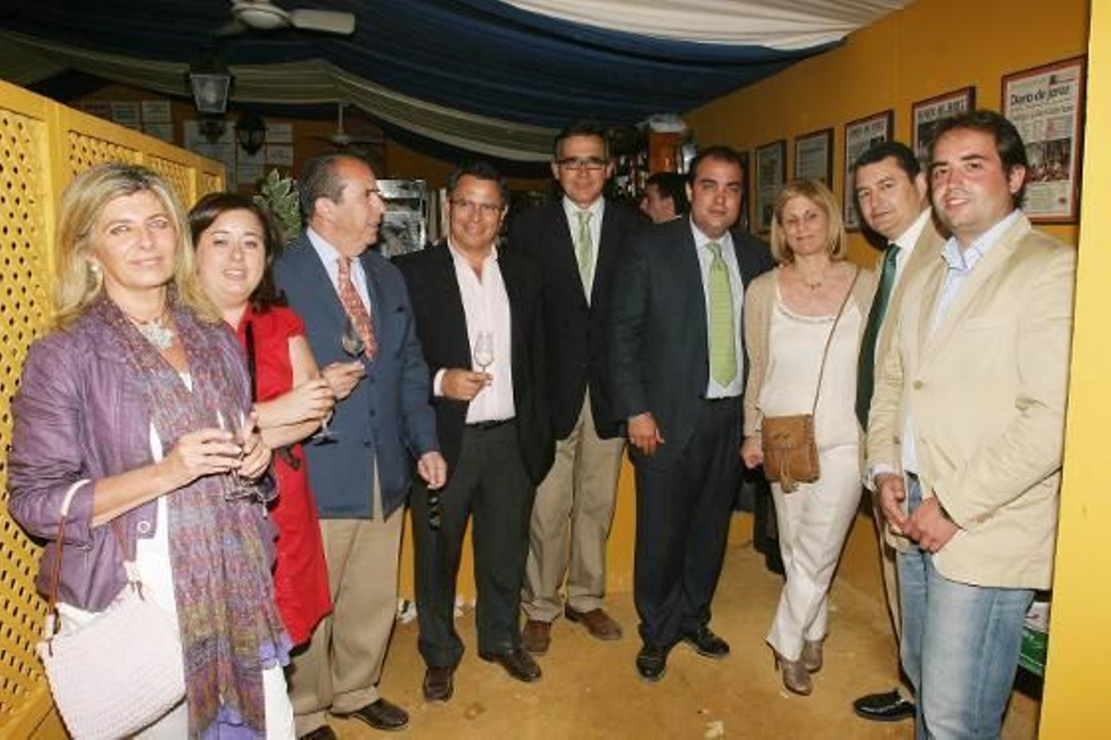 El Partido Popular también visitó la caseta. Junto al director de Diario de Jerez, David Fernández, el secretario general del partido en Andalucía, Antonio Sanz, María José García Pelayo, Isabel Paredes, Lidia Menacho, Aurelio Romero, Bernardo Villar, Javier Durá y Antonio Saldaña.

Foto: Vanesa Lobo