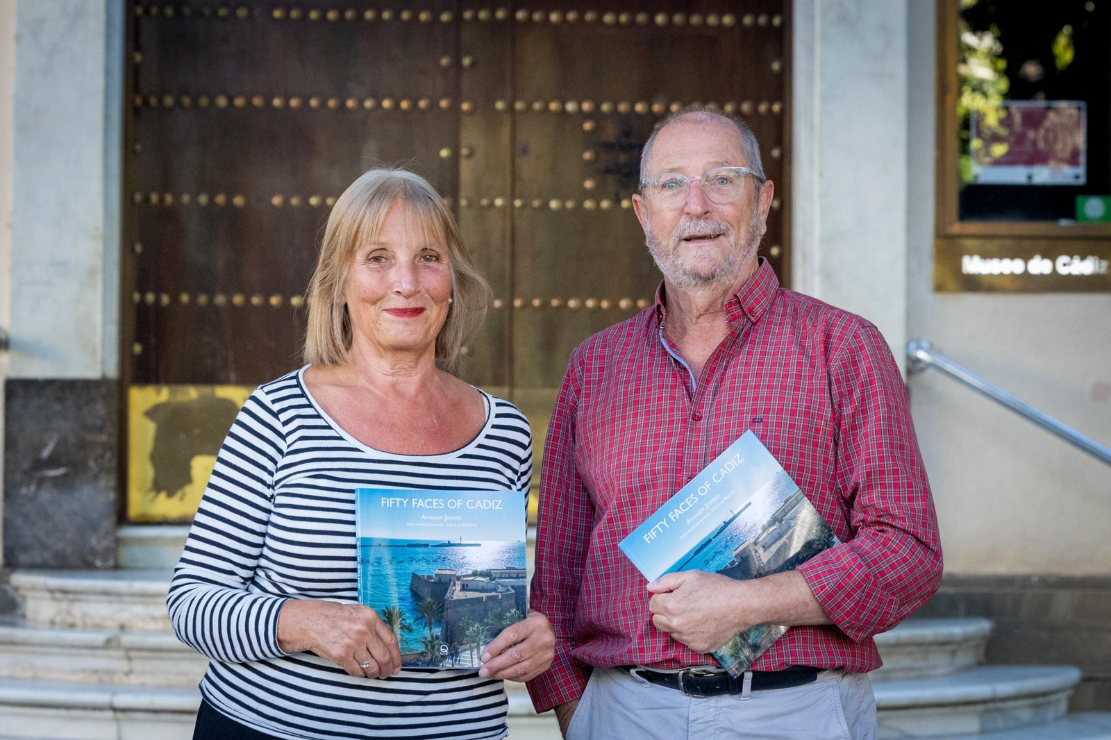 Amanda Jeffries y José Luis Repetto posan con el libro en sus manos delante del Museo de Cádiz.