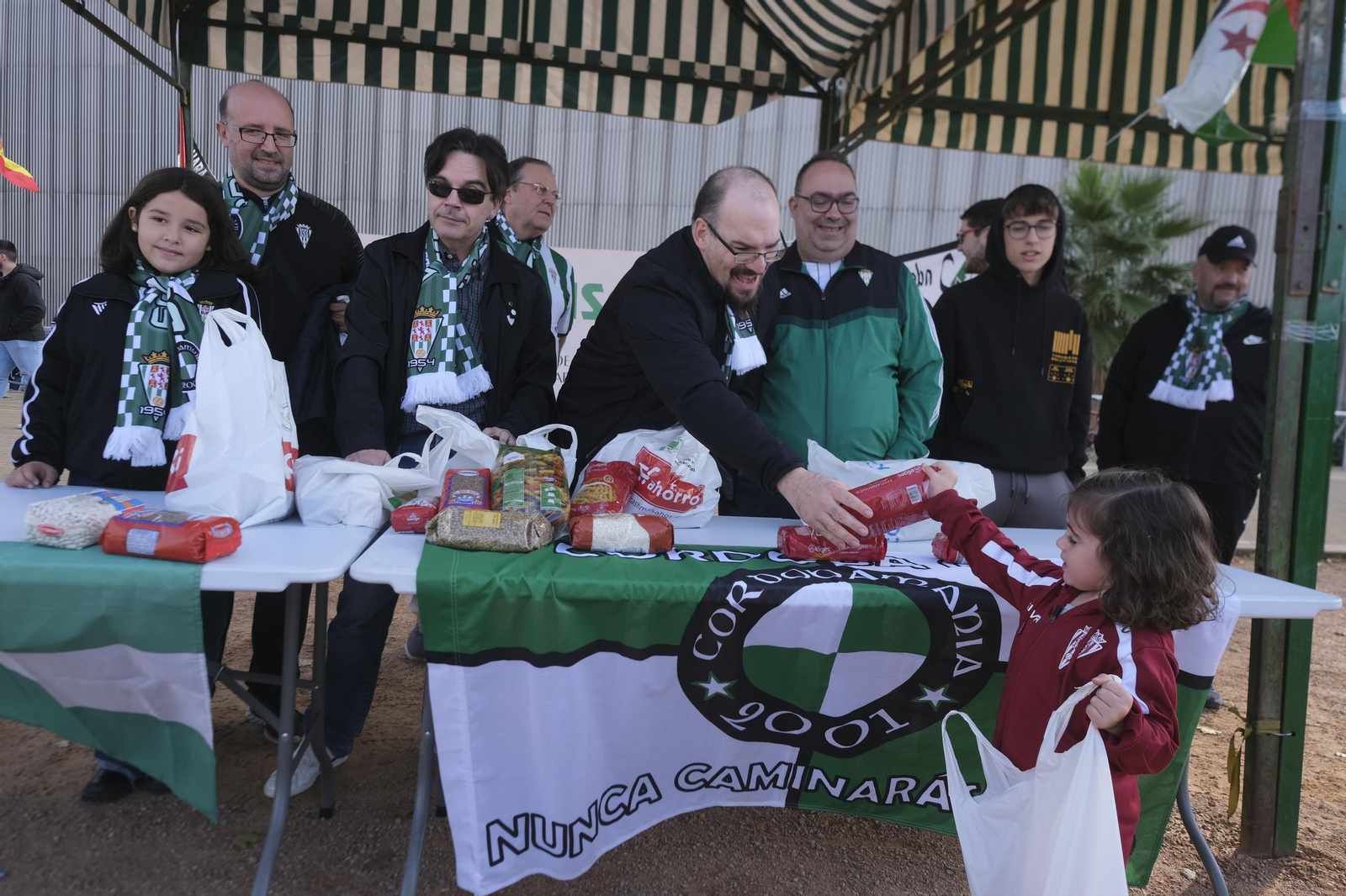 Las imágenes del ambiente en las gradas de El Arcángel en el Córdoba CF - Linares