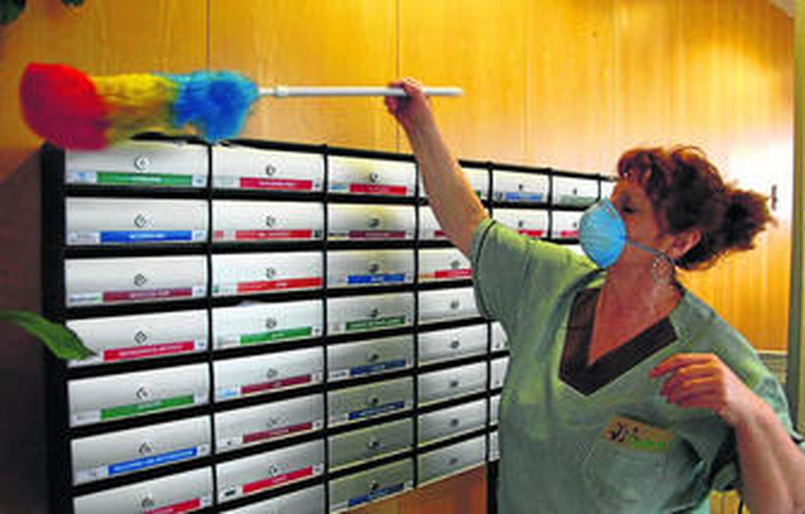 Una trabajadora se protege con mascarilla para evitar reacciones.