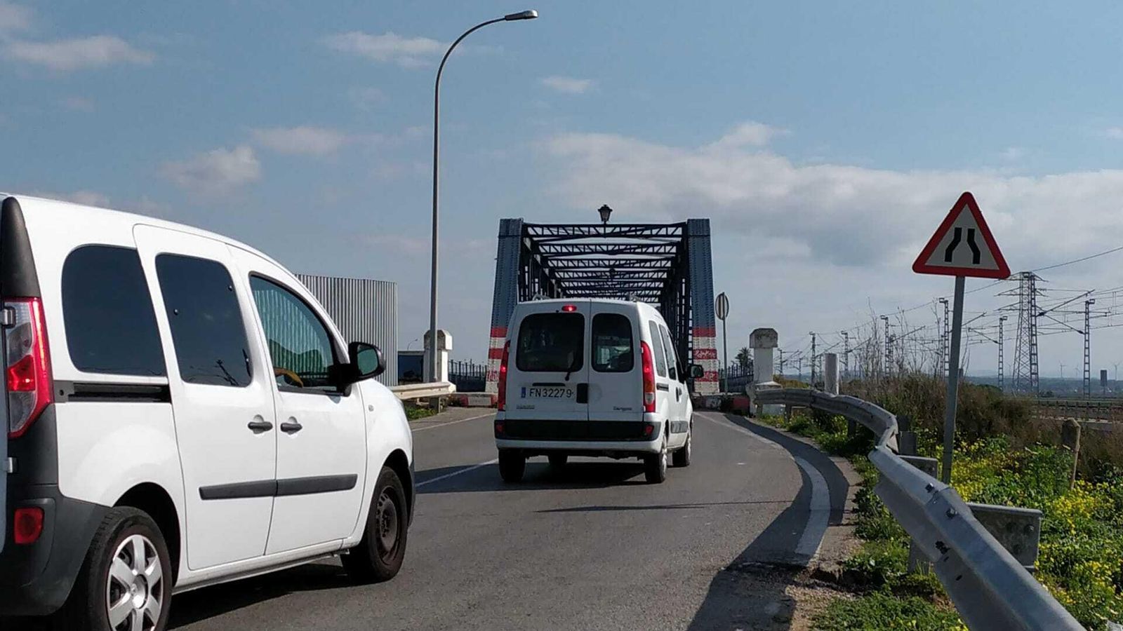 Vehículos esperando para acceder a Puente de Hierro. Vehículos esperando para acceder a Puente de Hierro.