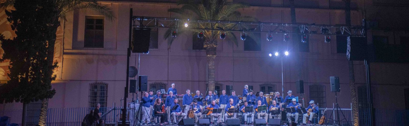 El grupo Almenara durante su actuación en la compañía de María.