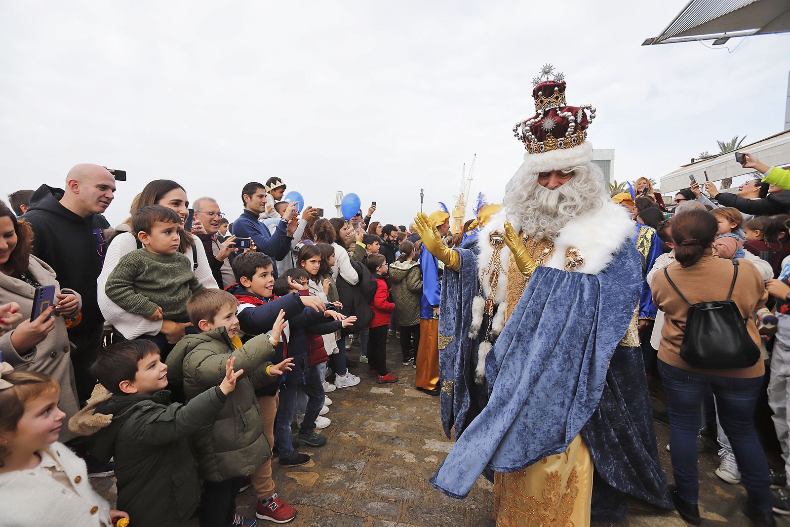 Imágenes de la mágica llegada de los Reyes Magos y la Estrella de la Ilusión a Huelva en barco