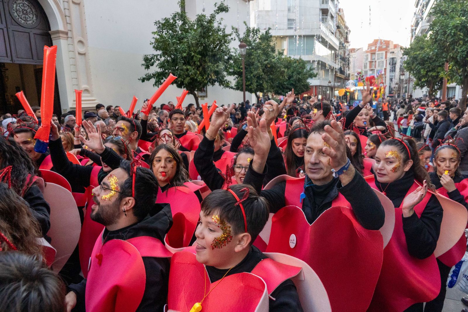 Las mejores fotografías del recorrido y la llegada al ayuntamiento de la cabalgata de Reyes Magos 2026