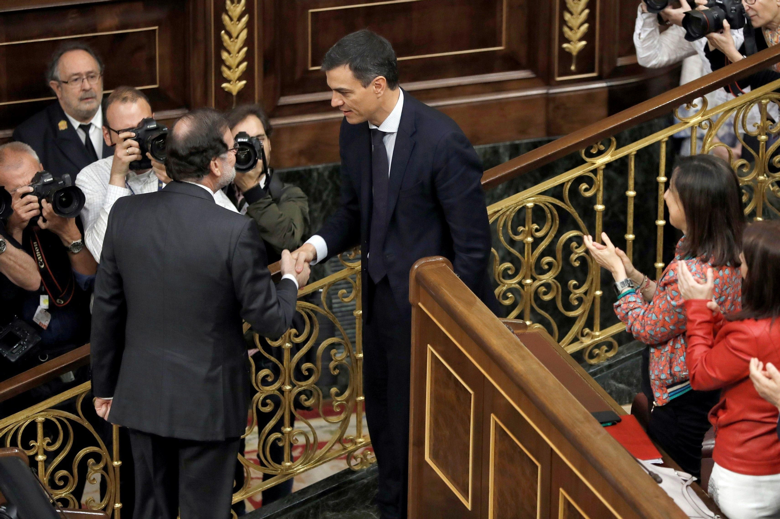 El saludo de Rajoy y Pedro Sánchez tras la moción de censura.
