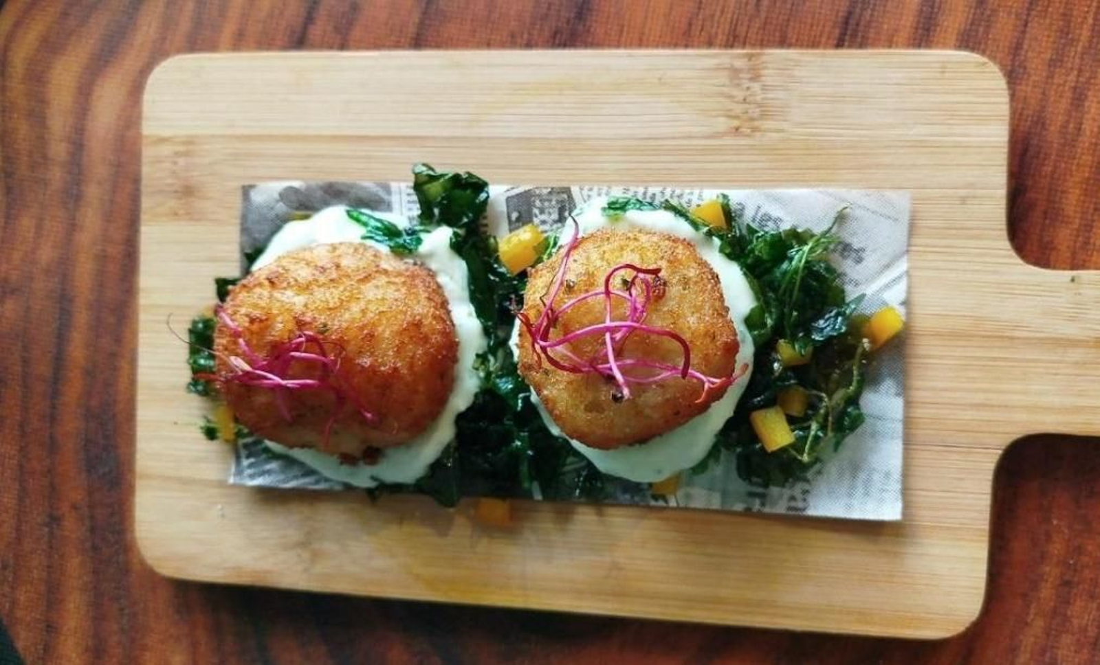 Tapa del bar Mezze: Buñuelos de 'Vacalao' con alioli de rúcula