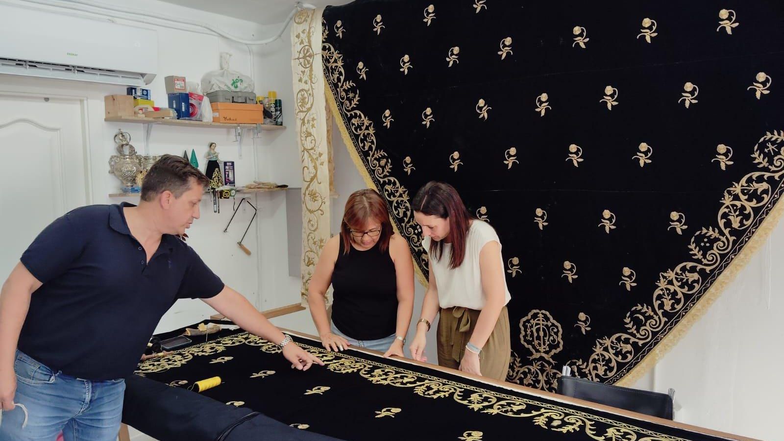 Manto de la Virgen de la Esperanza de Baena, en restauración.