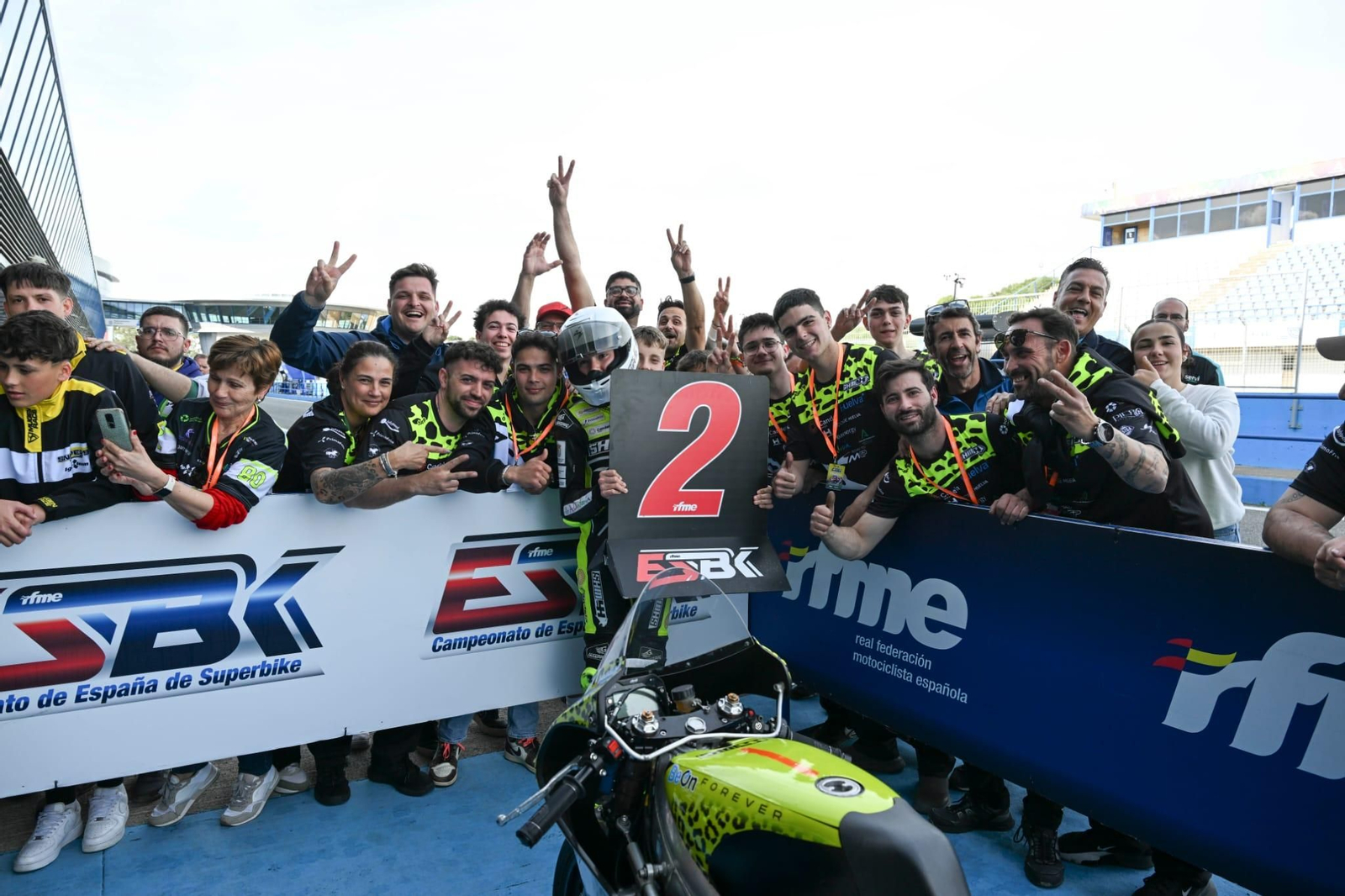 Festejando con su equipo el segundo puesto. Festejando con su equipo el segundo puesto.