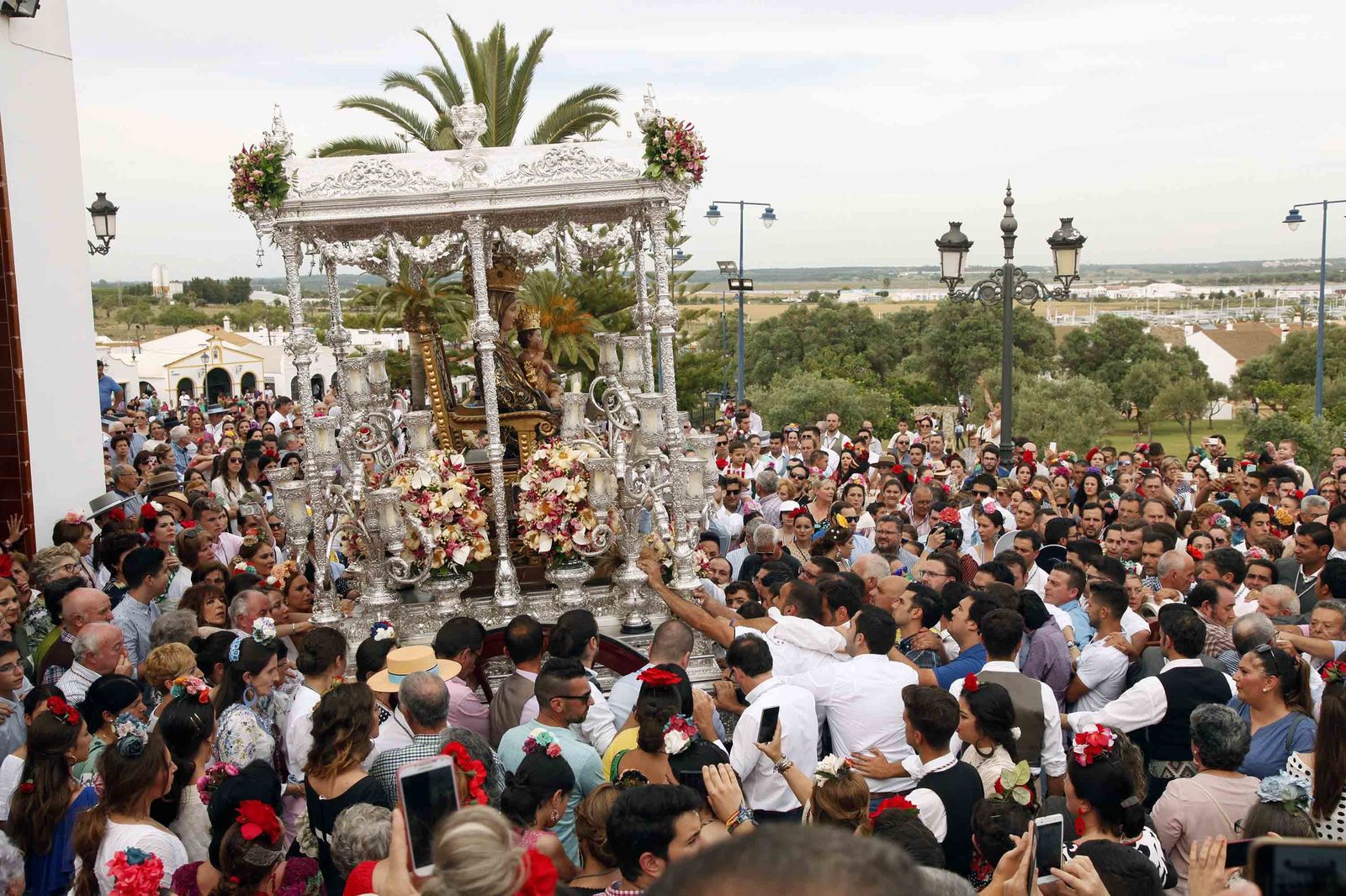 Las imágenes de la procesión de la Virgen de la Bella por el recinto romero de El Terrón