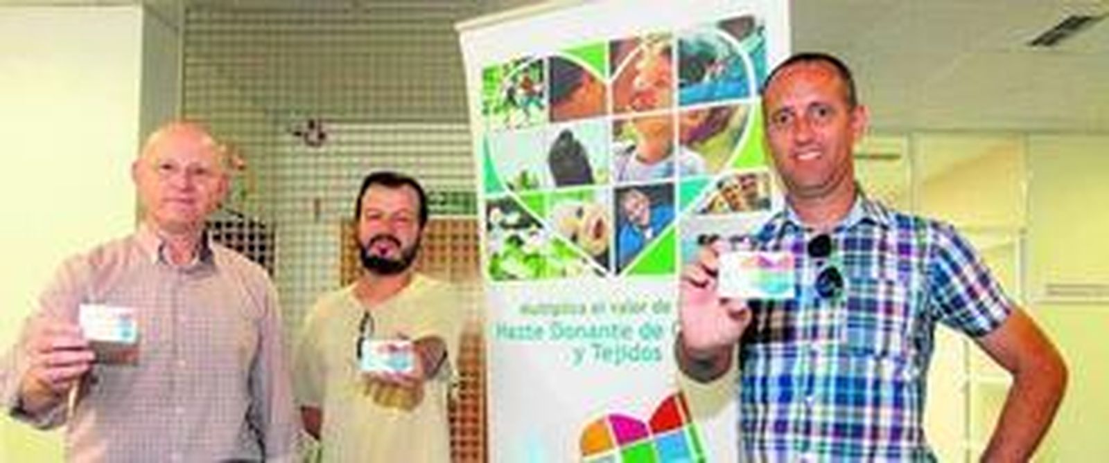 Manuel Malavé, José M. Castaño y Emilio Domínguez, miembros de la asociación valverdeña de enfermos de andrade, muestras la tarjeta de donante.