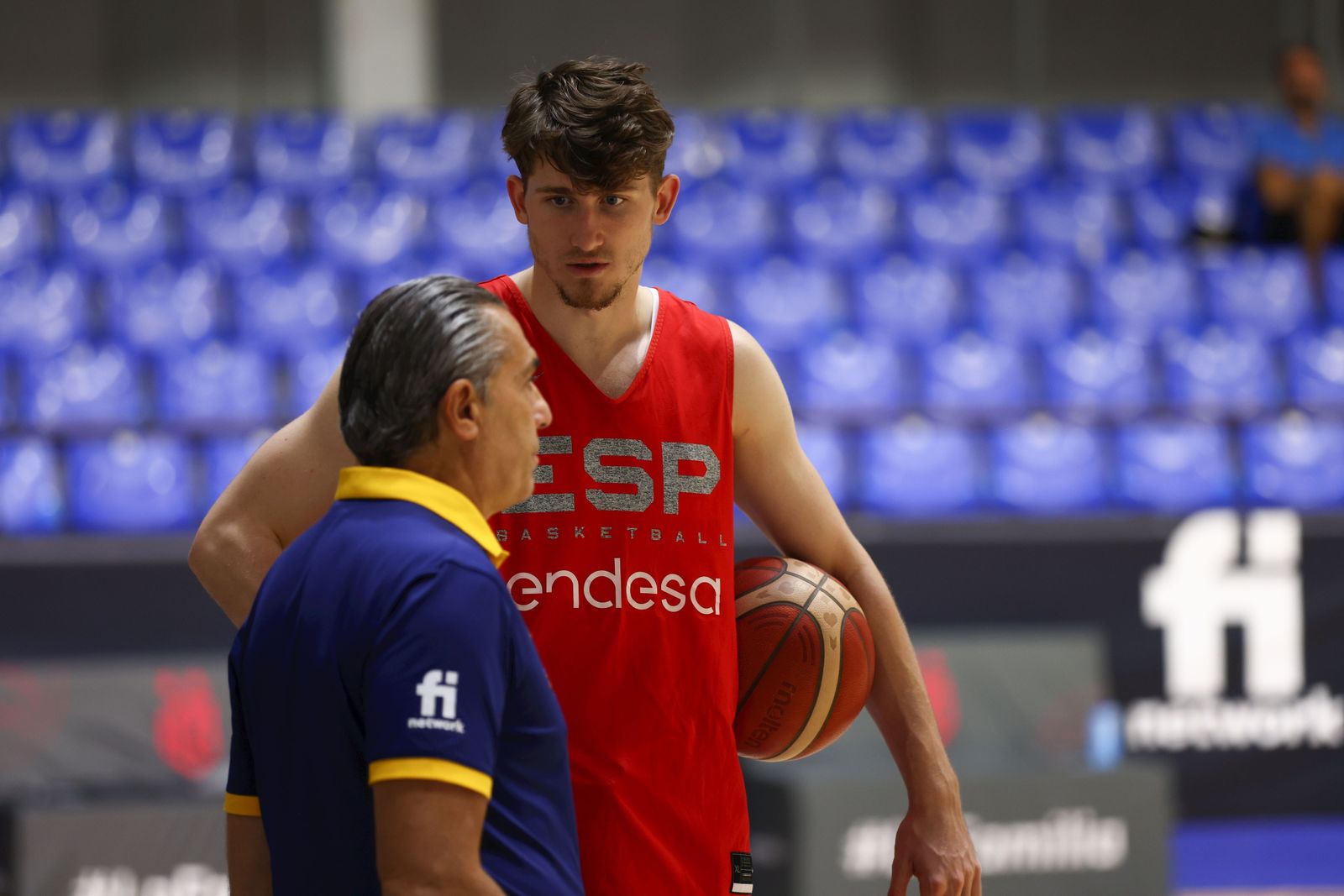 Sergio Scariolo, seleccionador nacional, habla con Héctor Alderete, durante el entrenamiento del equipo.