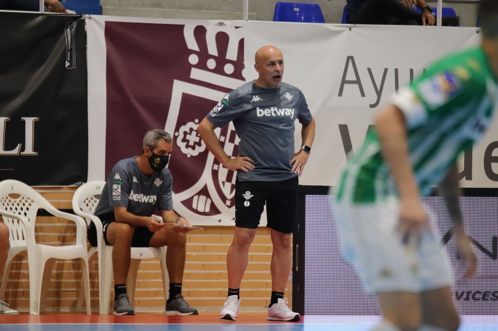 El entrenador del Betis Futsal, Juanito, en plena dirección de un partido.