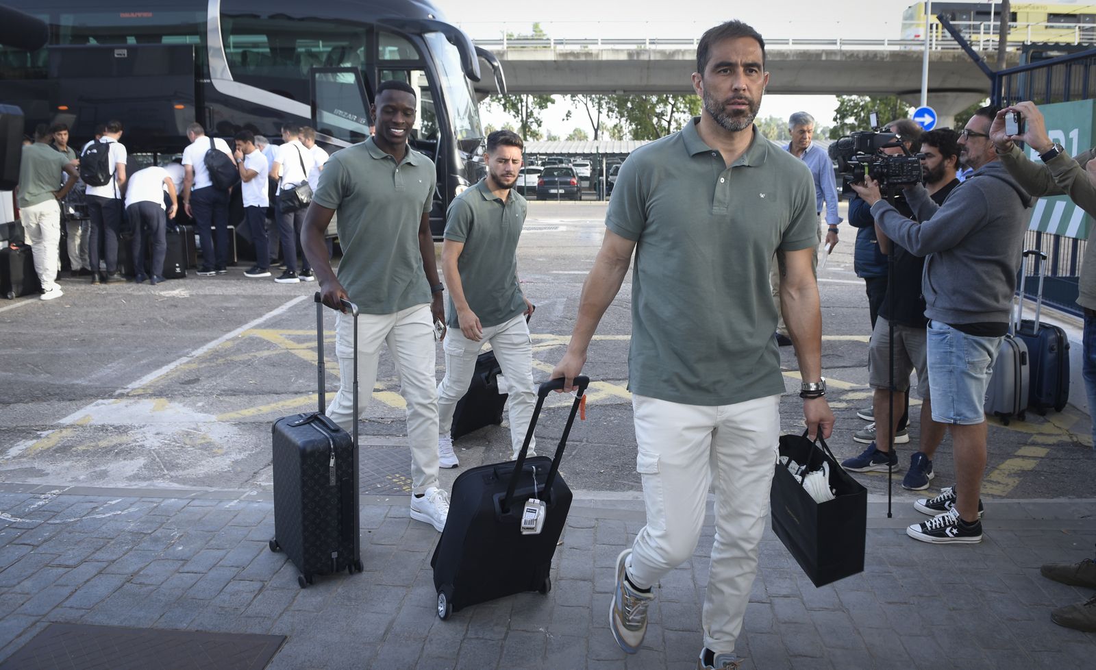 Imágenes del Real Betis en el aeropuerto de Sevilla rumbo a Roma
