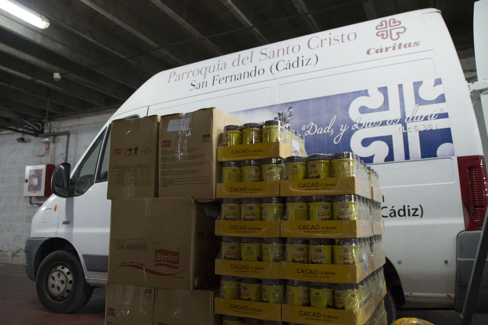 Entrega de lotes de productos a Cáritas.