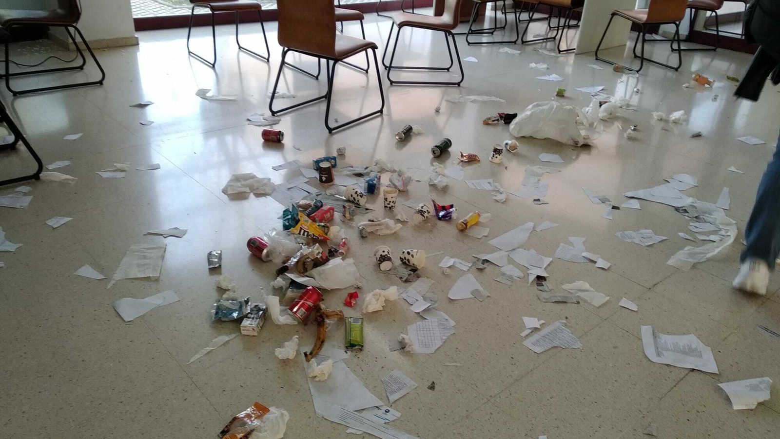 Basura en la Facultad de Ciencias de la Comunicación el segundo día de huelga.