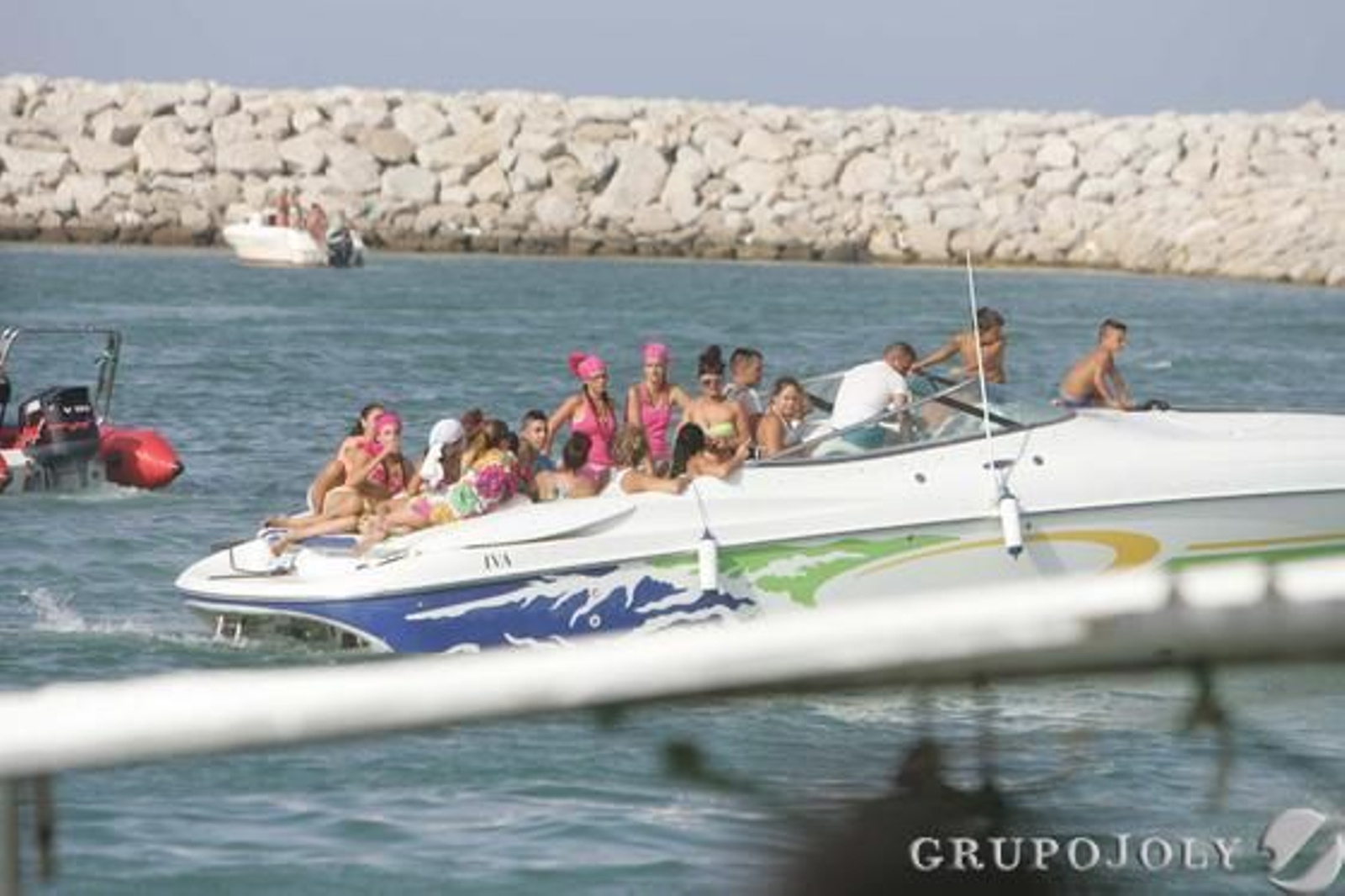 Seguidores de la procesión del Carmen de la Línea en lancha.

Foto: Joaquín Quiñones