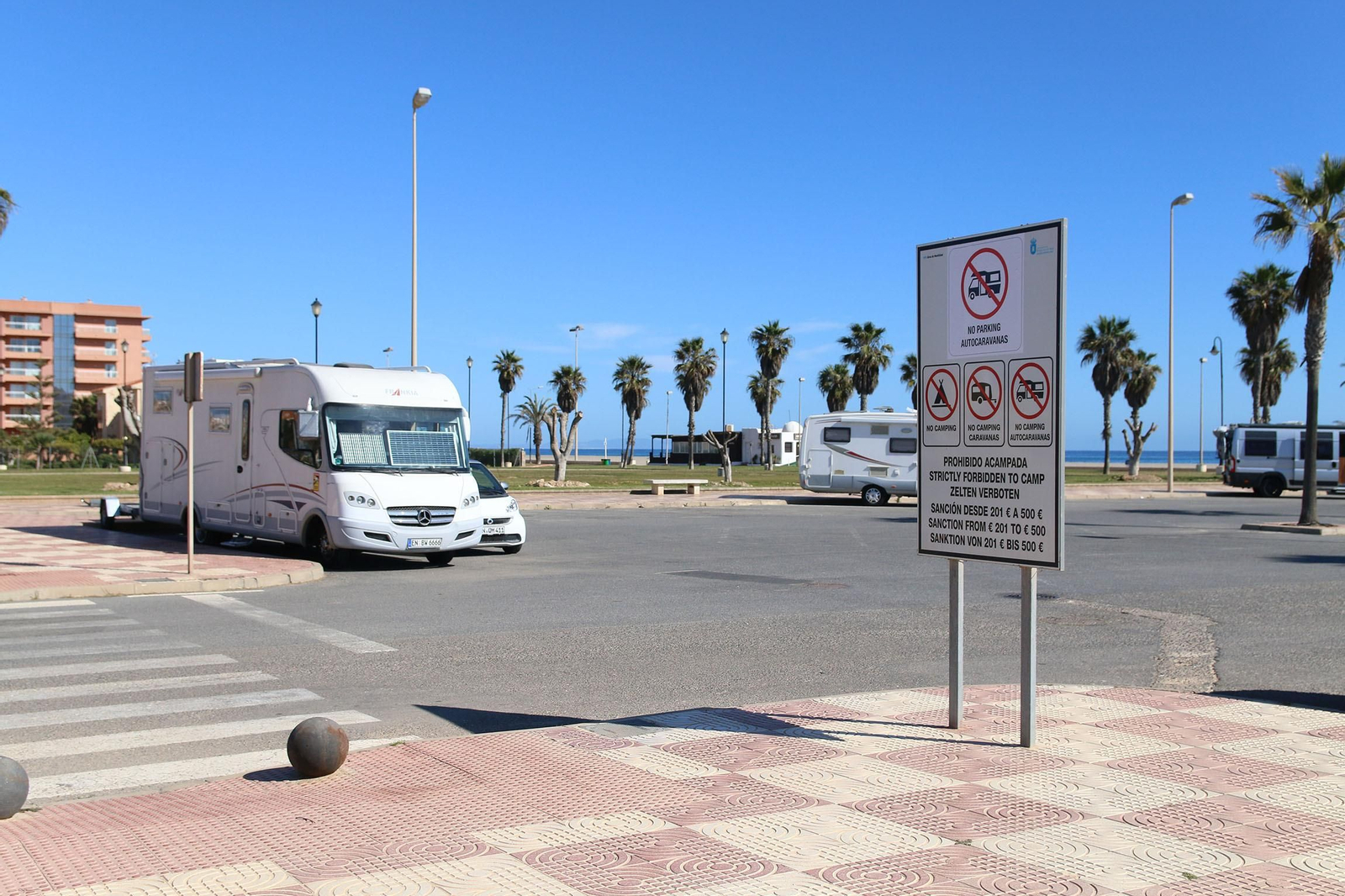 Fotogalería de las autocaravanas aparcadas en Roquetas
