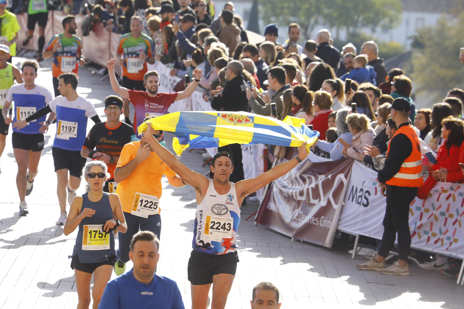 La gloria de cruzar la Puerta del Puente: imágenes de la meta de la 36 Media Maratón de Córdoba