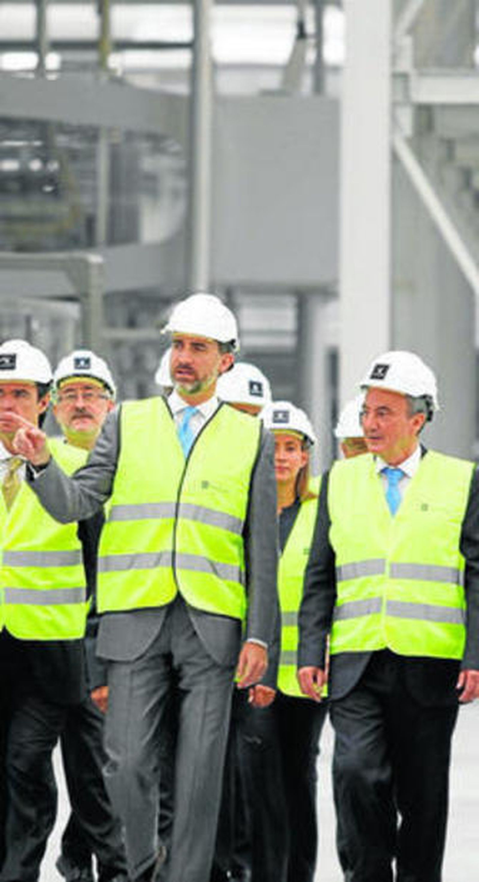 El Rey Felipe VI con el presidente de Cosentino en su visita a Almería en 2013.